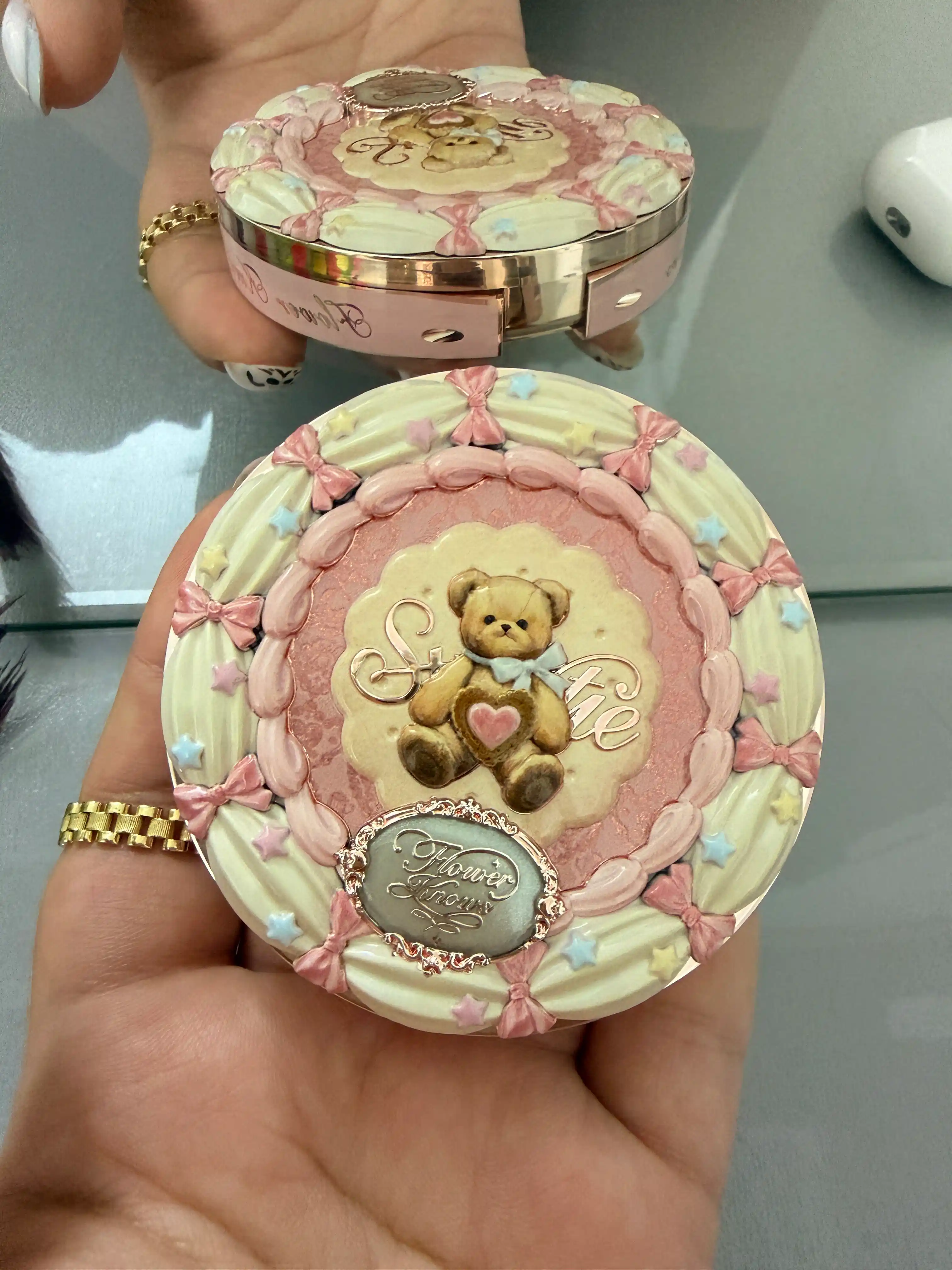 Flower Knows Sweetie Bear 4 rangli konsiler palitrasi — tabiiy va mayin qoplama