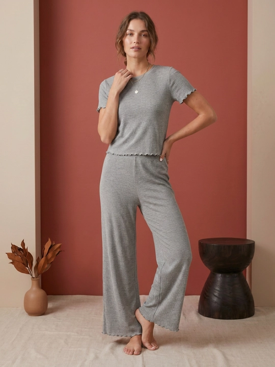 Ayollar uchun paxtali pijama to‘plami, futbolka va shim
