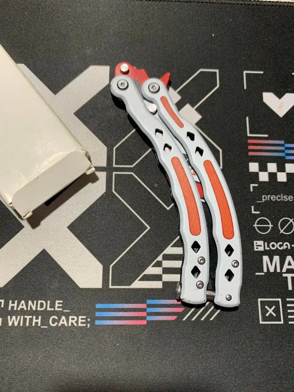 Mashq uchun kapalak pichoq-balisong, o‘tkirlanmagan metall tig‘, fokuslar uchun