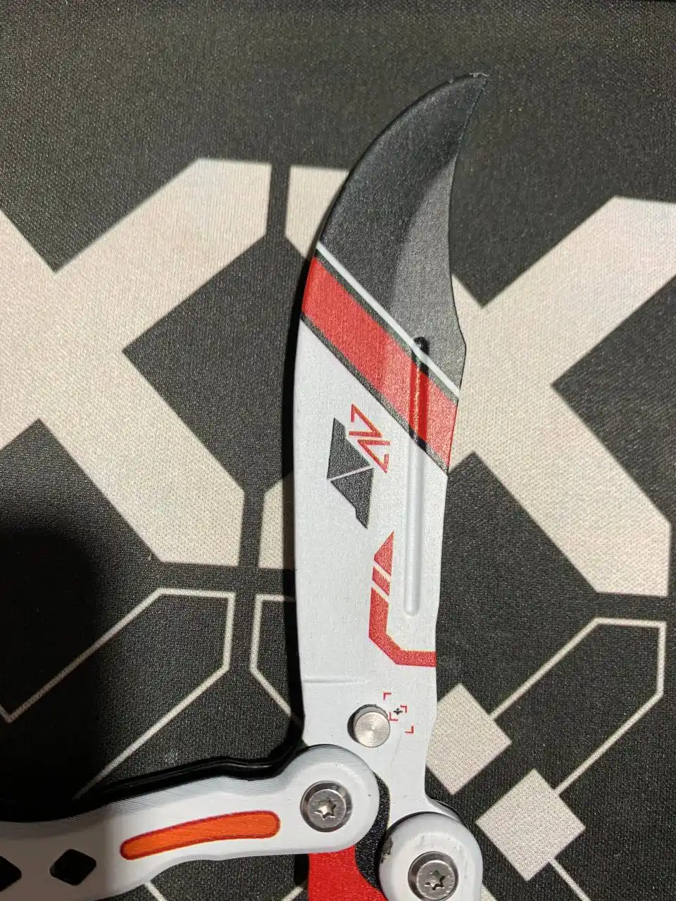 Mashq uchun kapalak pichoq-balisong, o‘tkirlanmagan metall tig‘, fokuslar uchun
