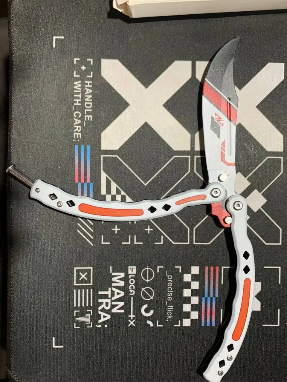 Mashq uchun kapalak pichoq-balisong, o‘tkirlanmagan metall tig‘, fokuslar uchun