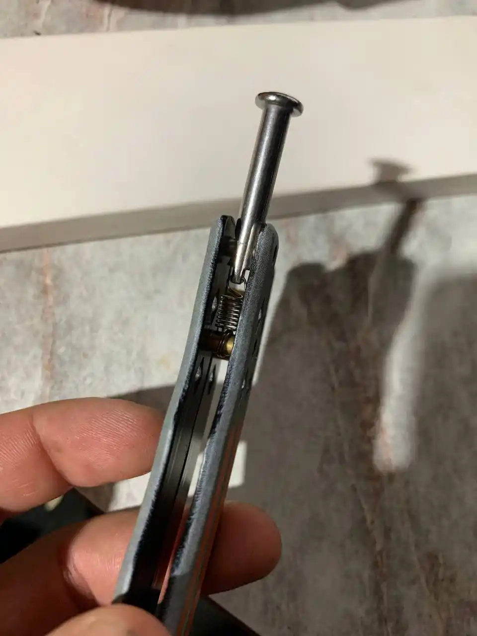 Mashq uchun kapalak pichoq-balisong, o‘tkirlanmagan metall tig‘, fokuslar uchun