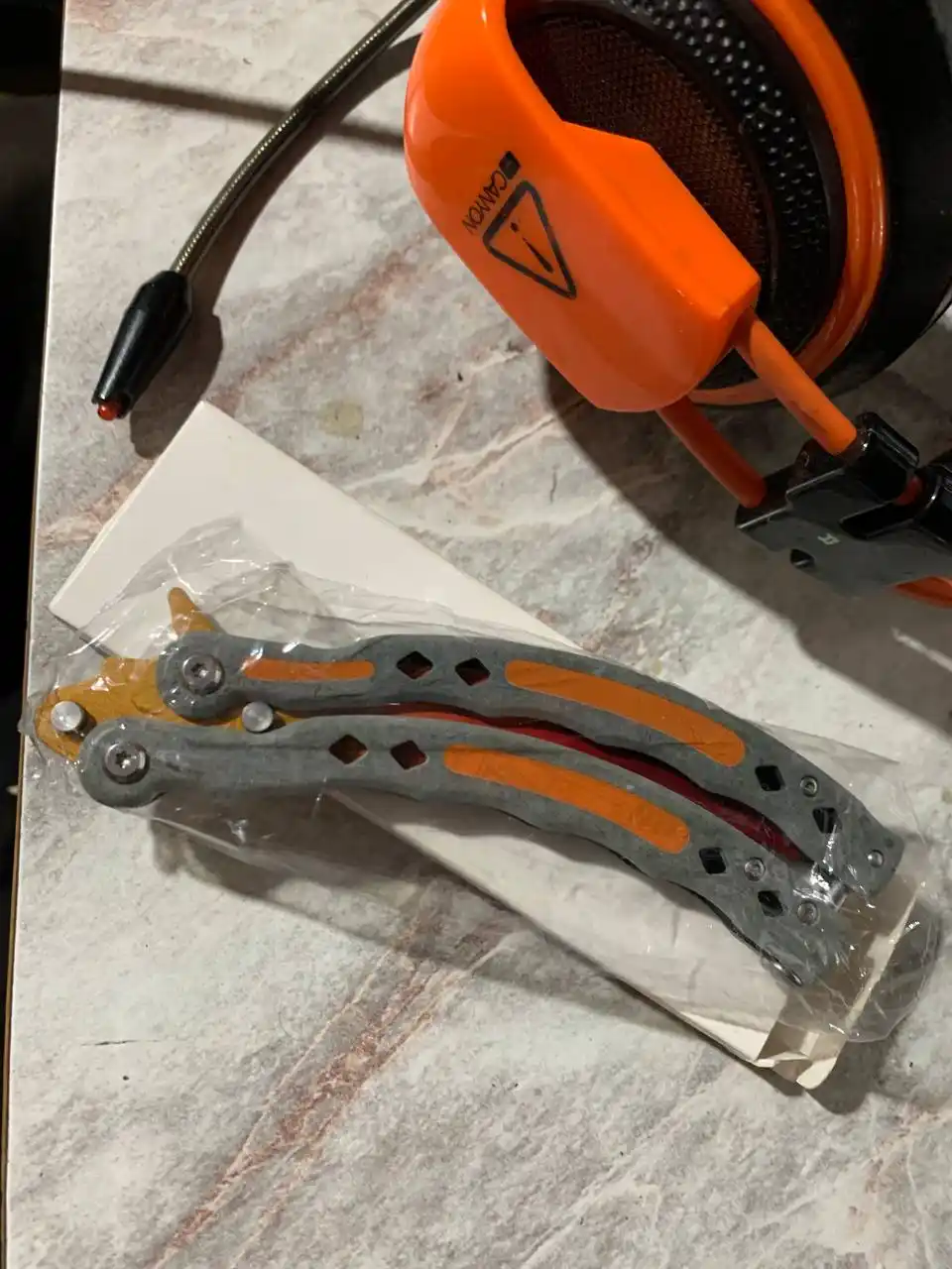 Mashq uchun kapalak pichoq-balisong, o‘tkirlanmagan metall tig‘, fokuslar uchun