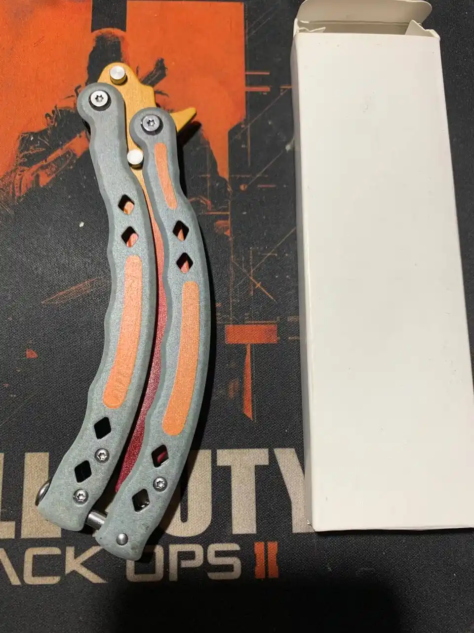 Mashq uchun kapalak pichoq-balisong, o‘tkirlanmagan metall tig‘, fokuslar uchun