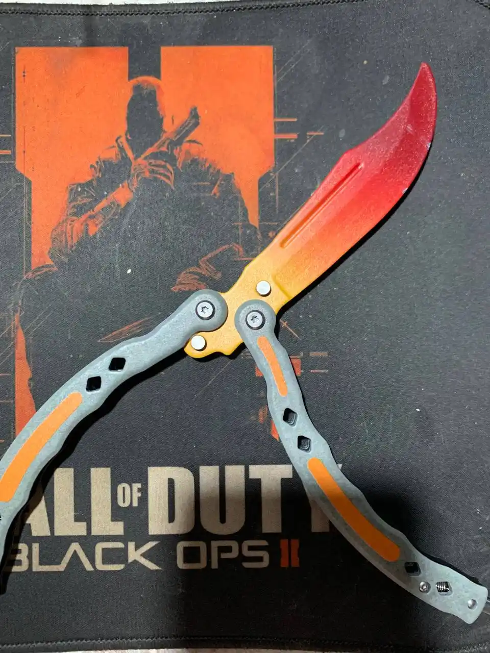 Mashq uchun kapalak pichoq-balisong, o‘tkirlanmagan metall tig‘, fokuslar uchun