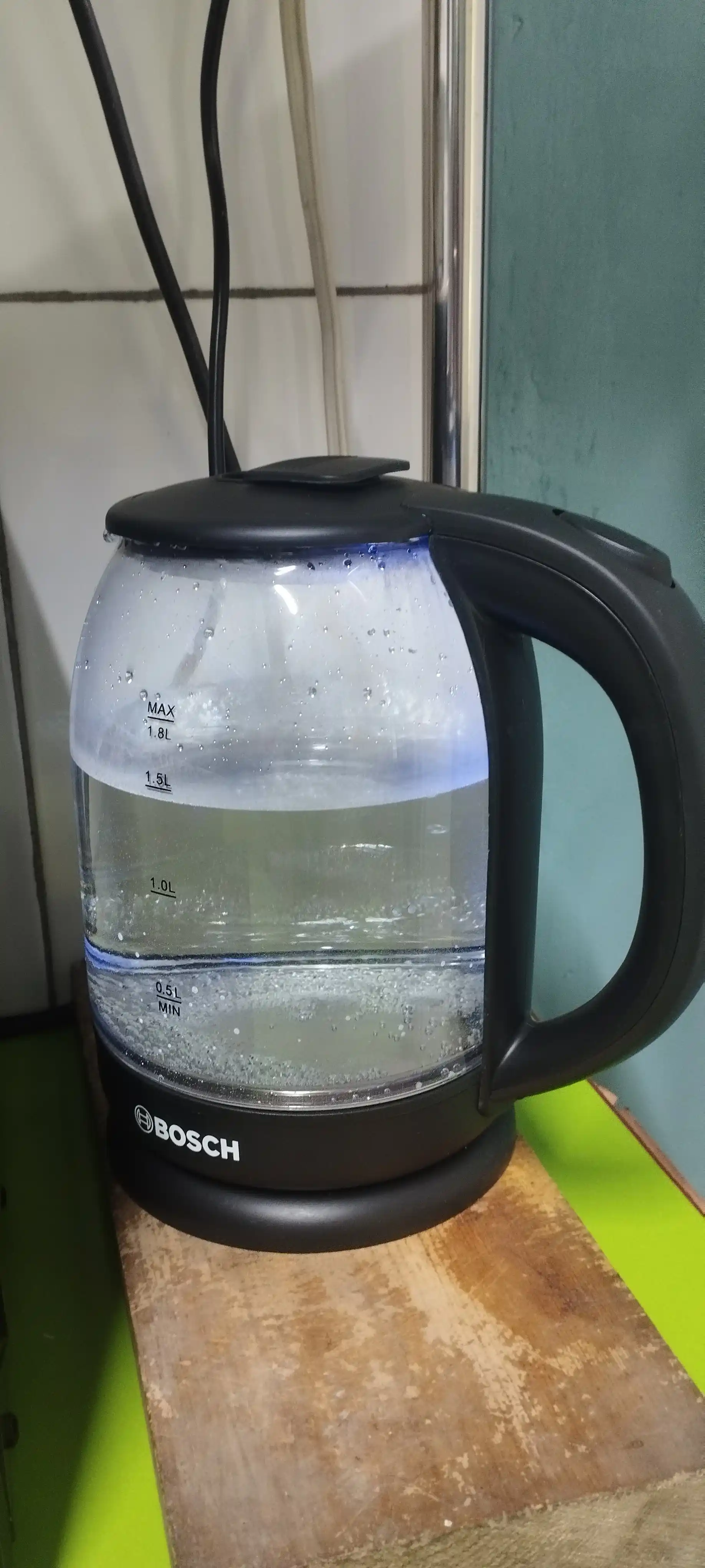 BOSCH 1.8l elektr choynagi - yorug‘lik diodli yoritgich, quvvati 2000 Vt, shisha