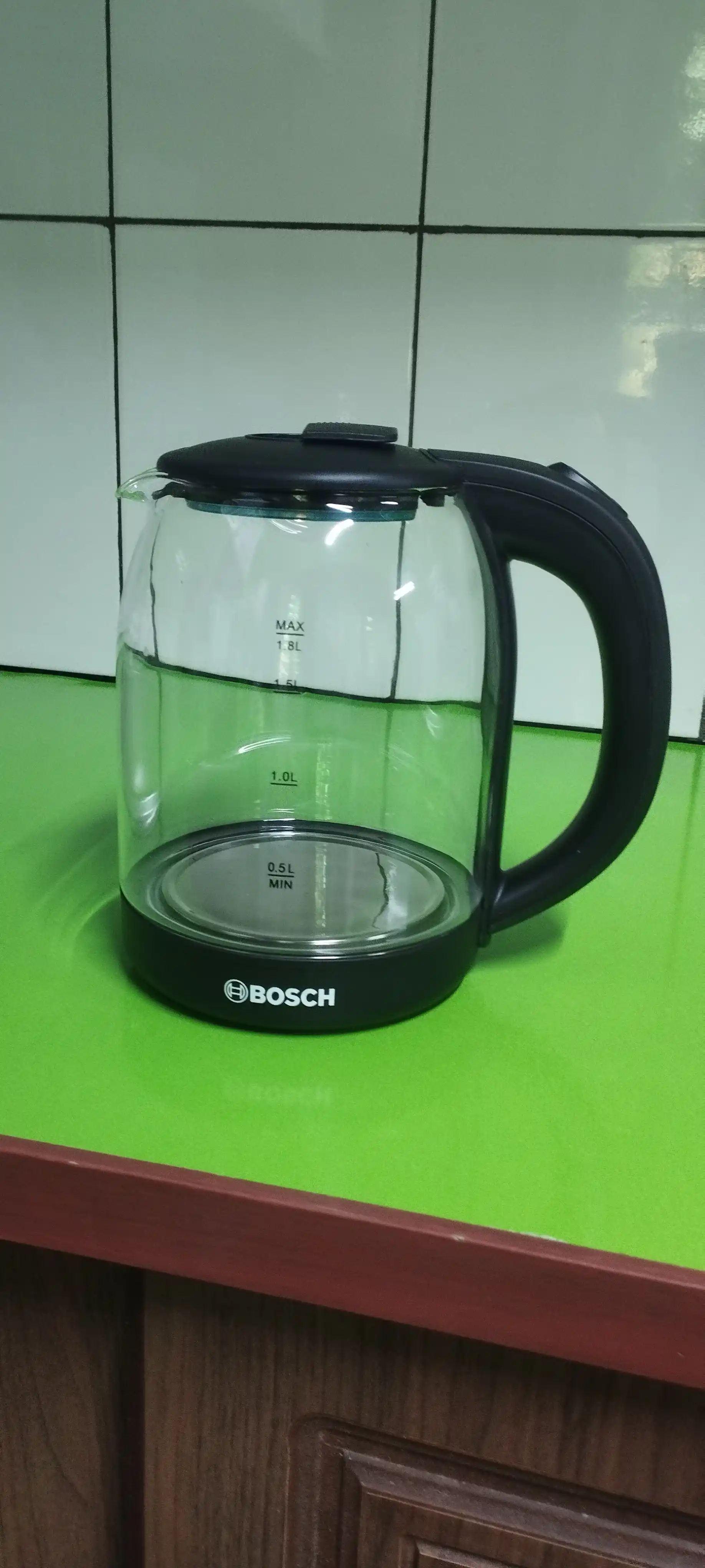 BOSCH 1.8l elektr choynagi - yorug‘lik diodli yoritgich, quvvati 2000 Vt, shisha