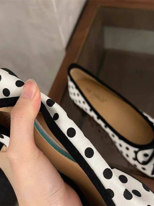 Ayollar baletkasi, tufli, oq, qora nuqtali, ayollar poyabzali
