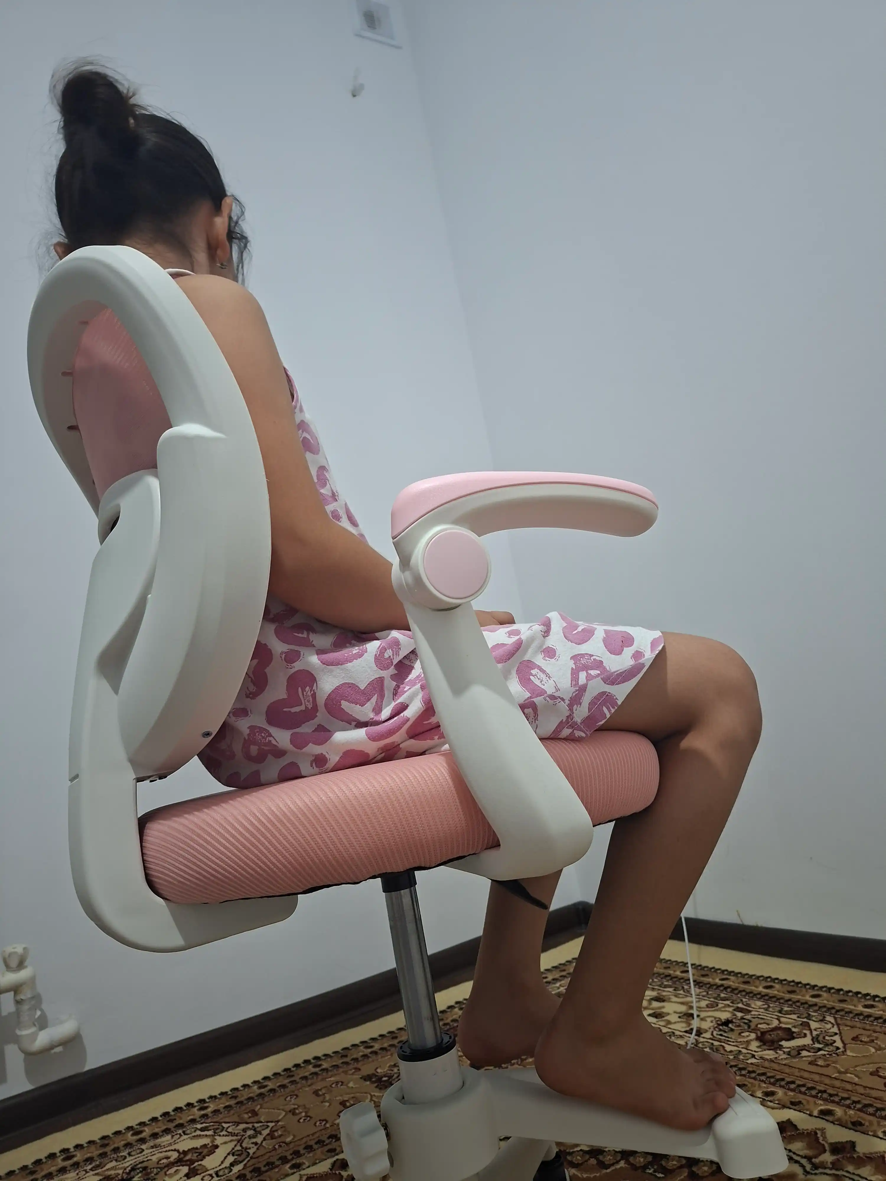 Детское учебное кресло с подлокотниками, Miss Lucky Seven подставкой для ног, регулируемое