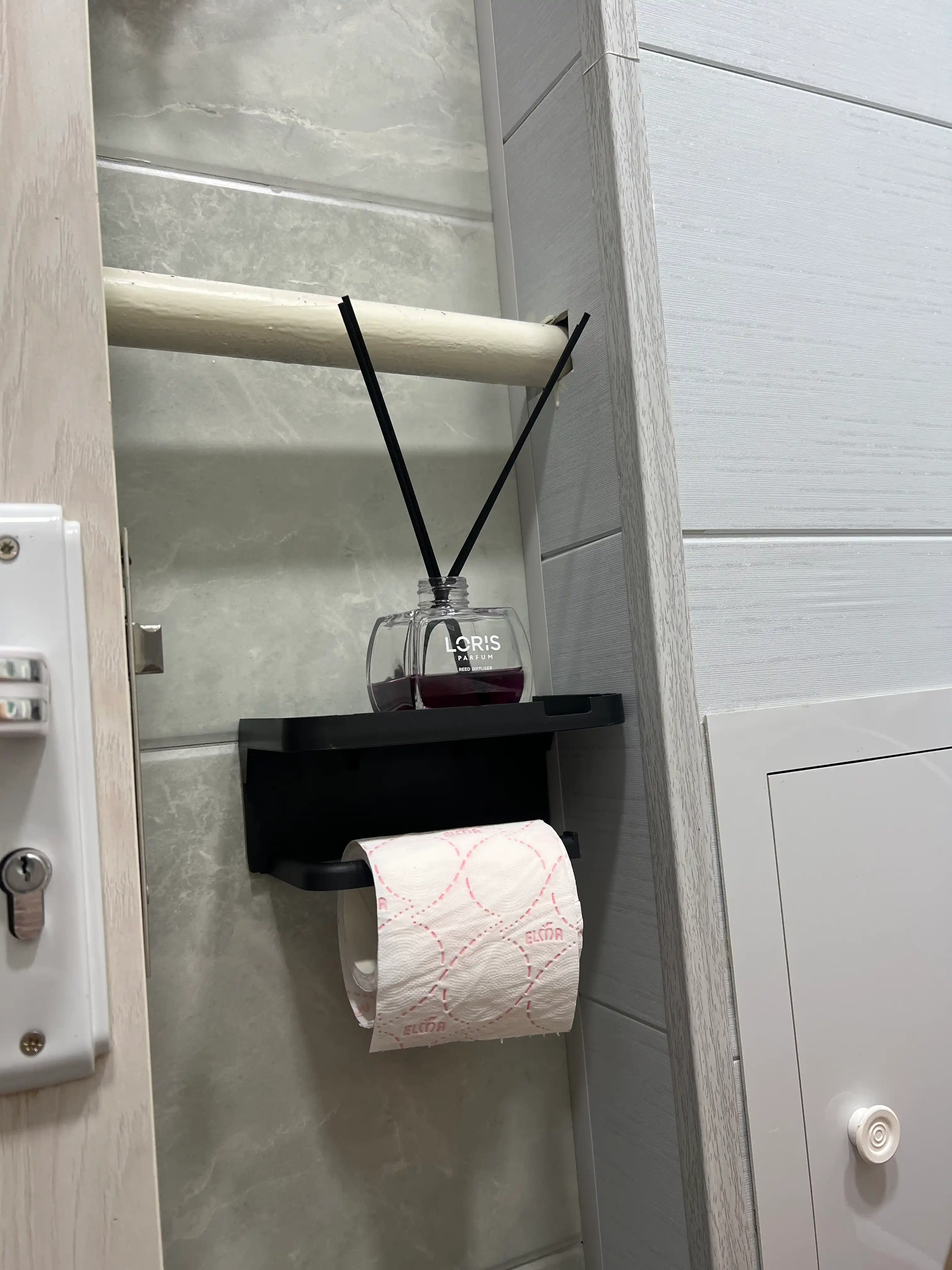 Держатель подставка для туалетной бумаги, с полочкой, с липучкой на стену
