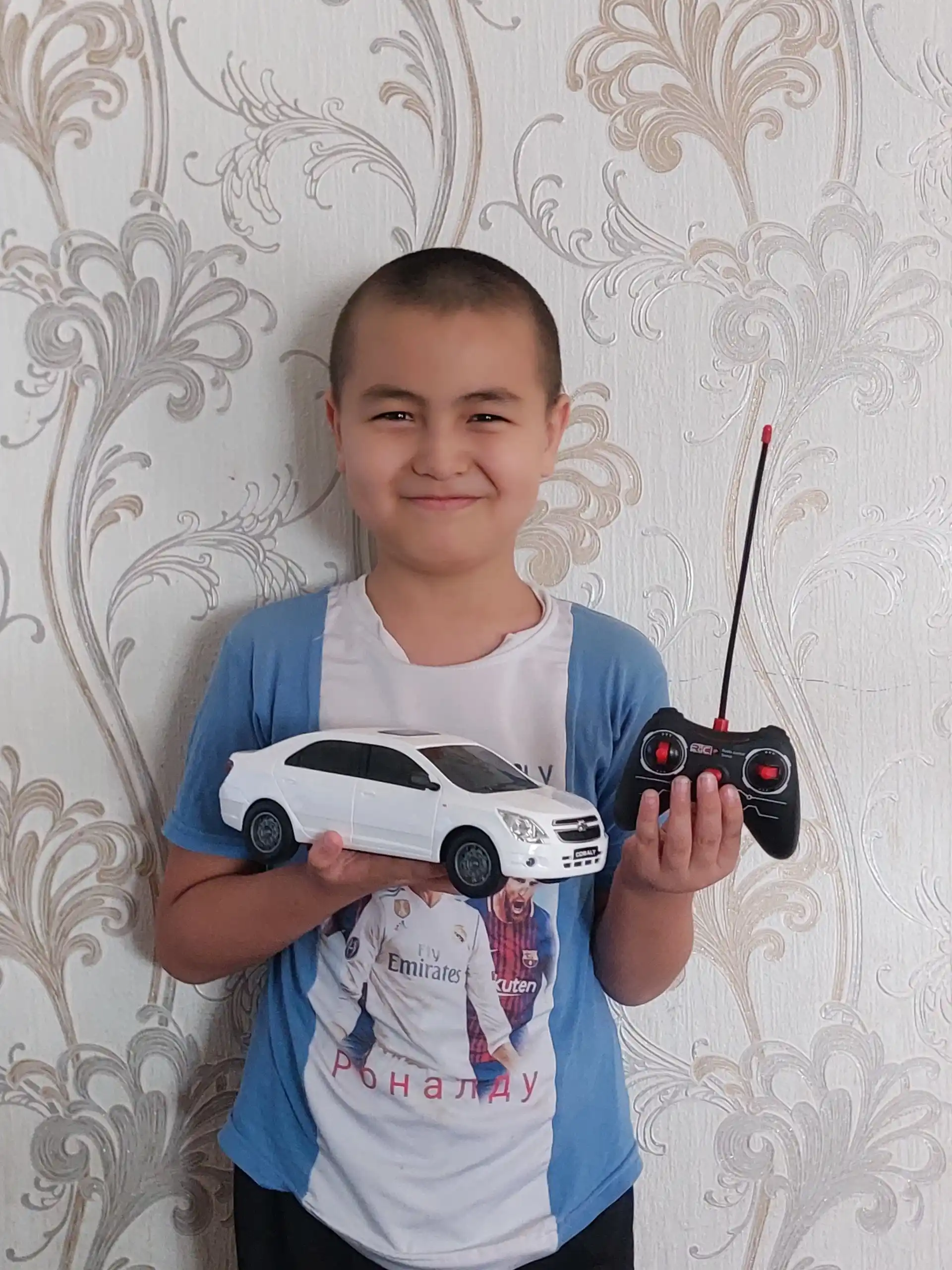Машинка на пульте управления FIDGO Chevrolet Cobalt, 1:16, с аккумулятором
