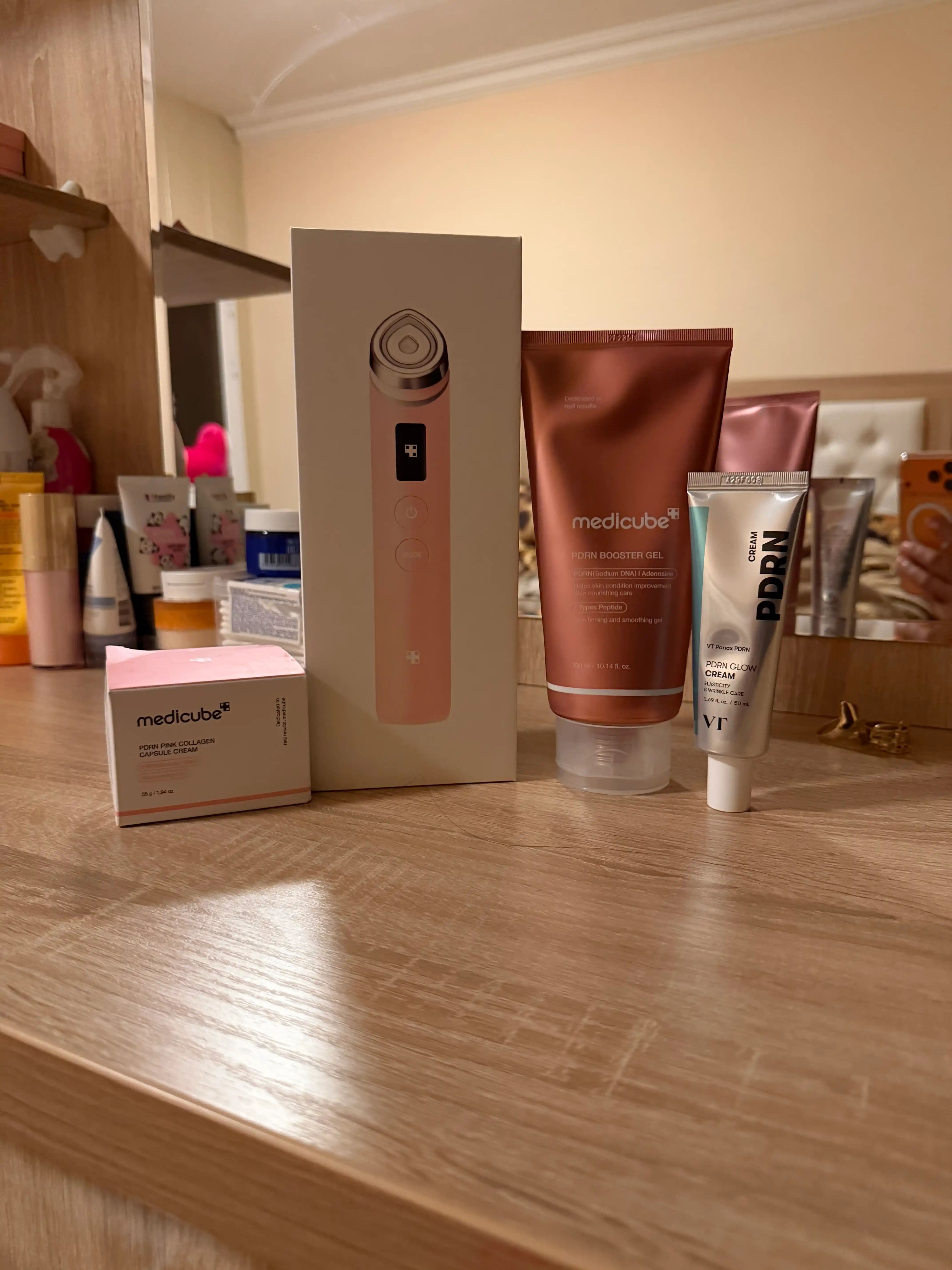 Uy sharoitida professional teri parvarish qurilmasi Medicube Age-R Booster Pro