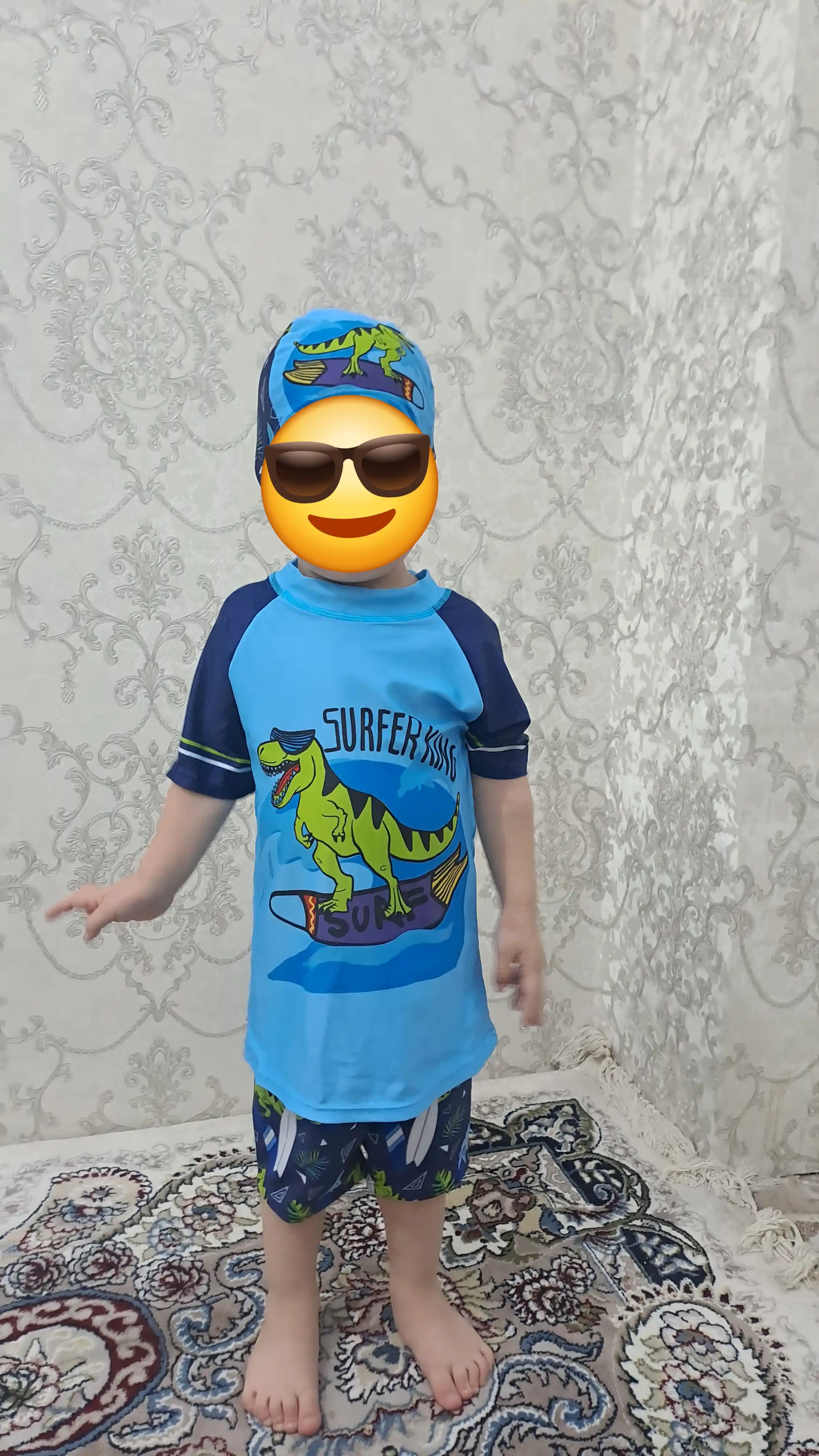 O`g’il bola uchun suzish kiyimi: shortik, futbolka va suv qalpoqcha