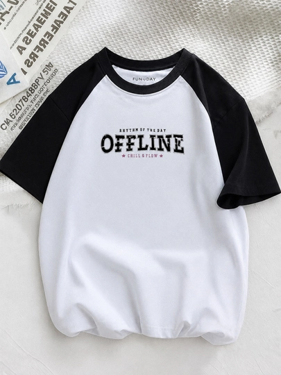 O‘smir qizlar uchun printli oq-qora futbolka, erkin fason, qisqa yengli