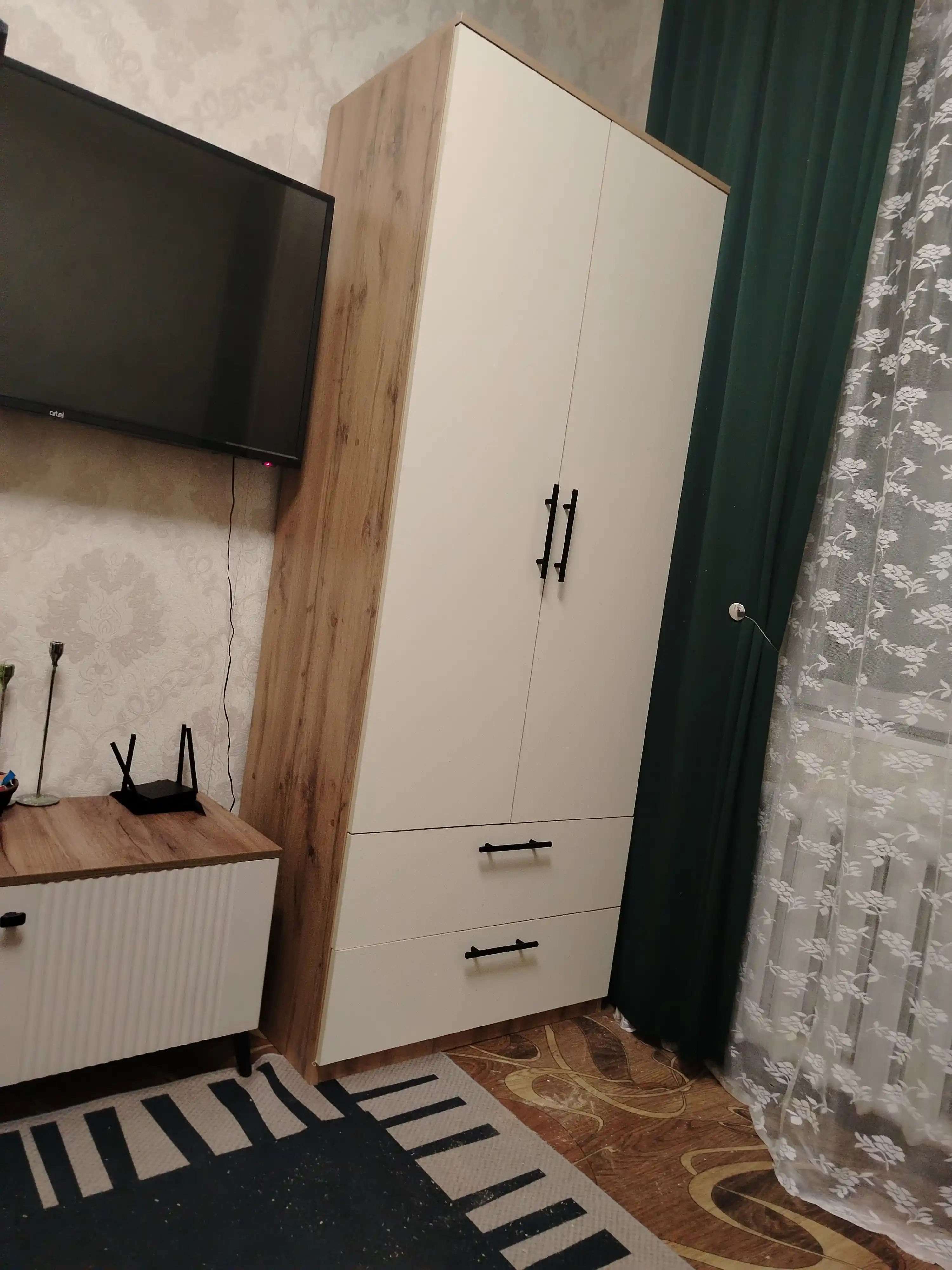 Rossiyada ishlab chiqarilgan LDSPdan Comfort ixcham va keng shkafi