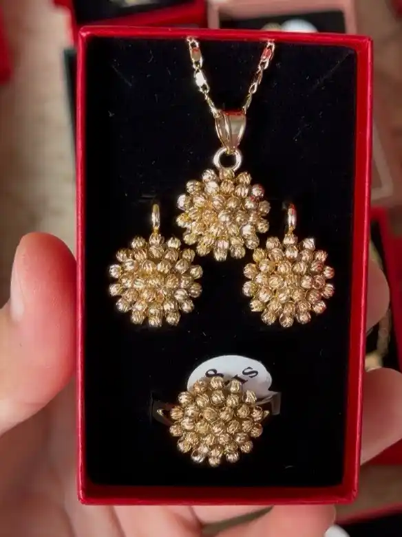 Ayollar va qizlar uchun taqinchoqlar to‘plami, aksessuarlar ayollar uchun