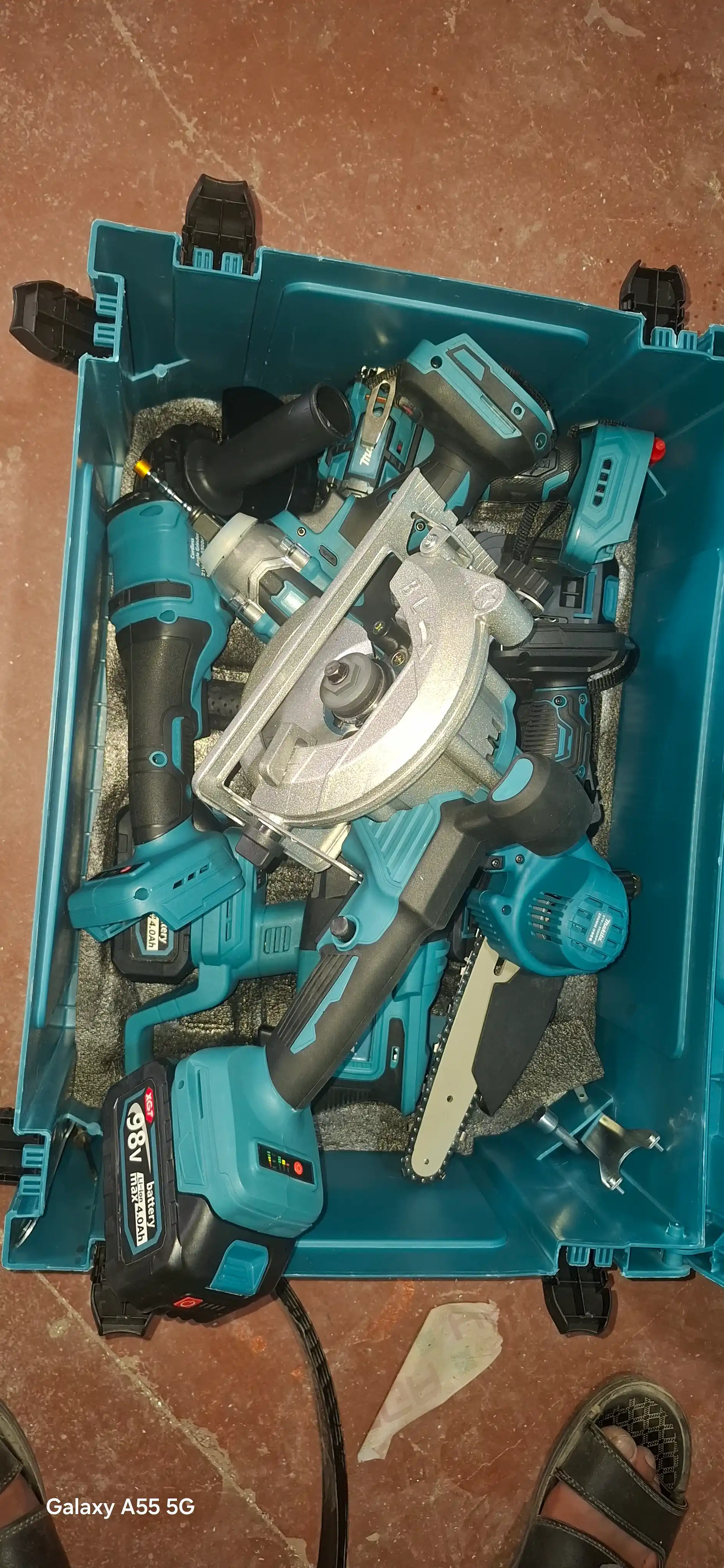 Akkumulyatorli to'plam 6 tasi 1 da, perforator, shurupovert, gaykovert, bolgarkа, arra