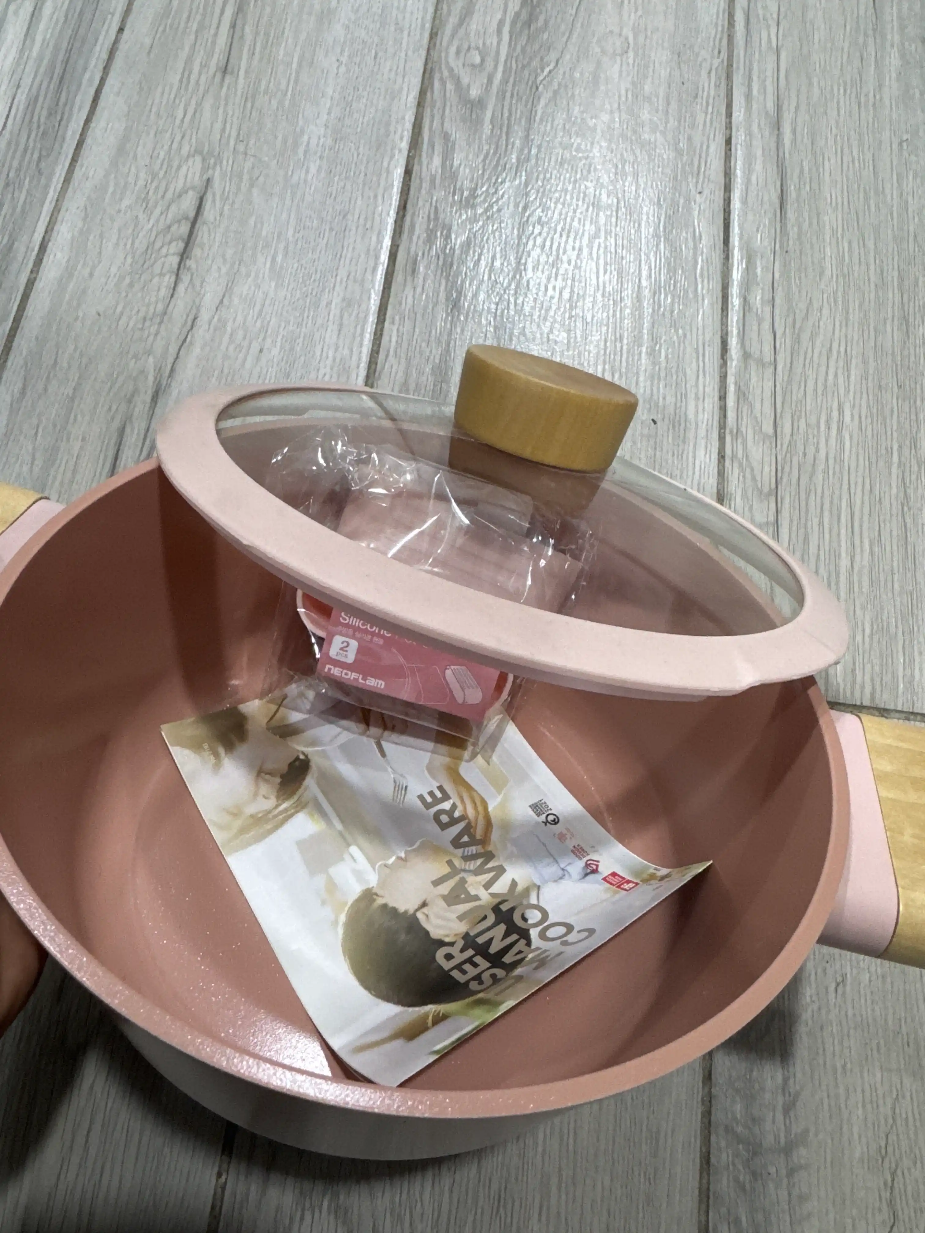 NEOFLAM Quyma alyuminiydan yasalgan qozon, keramik qoplamali, shisha qopqoqli, induksion