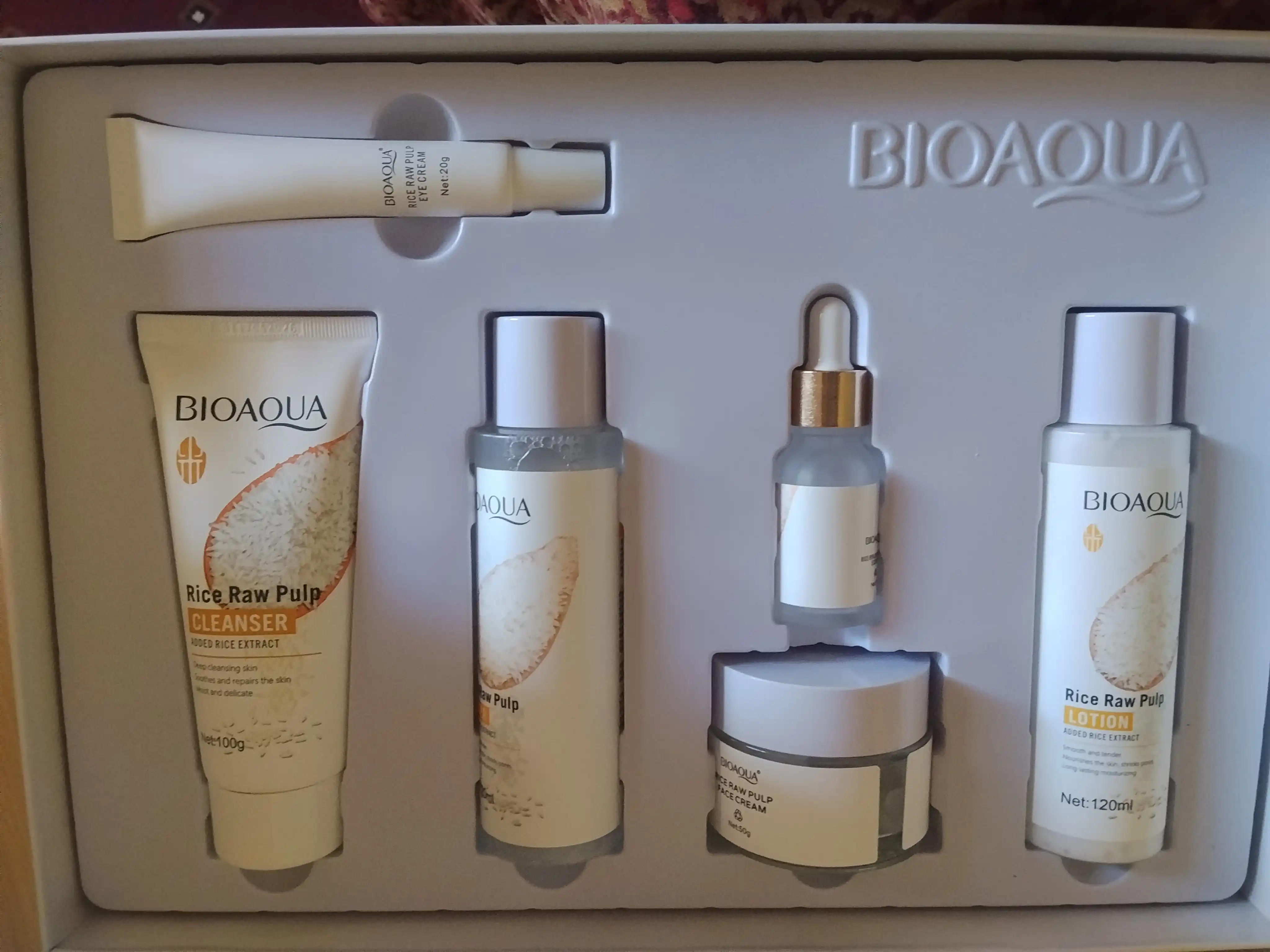 Bioaqua yoshartiruvchi kosmetik to‘plami: guruch ekstrakti atirgul ekstrakti