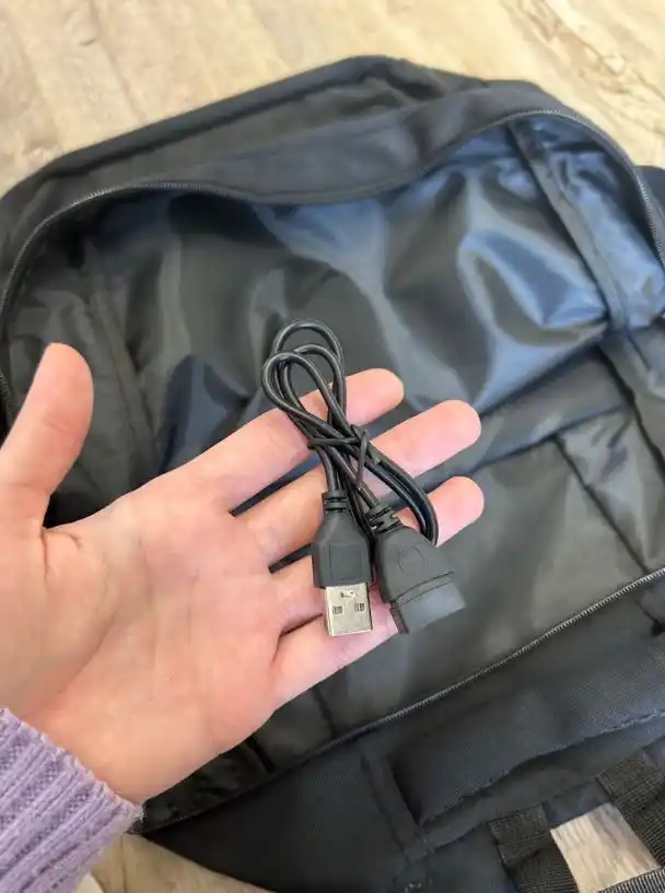Maktab, o'qish, sport va sayohat uchun USB portli ko'p qirrali qora maktab ryukzagi.