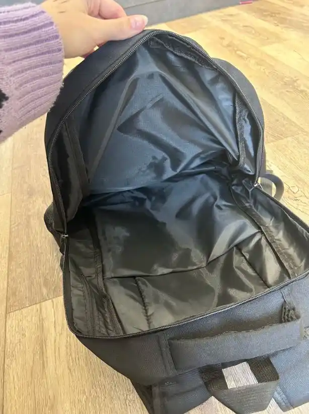 Maktab, o'qish, sport va sayohat uchun USB portli ko'p qirrali qora maktab ryukzagi.