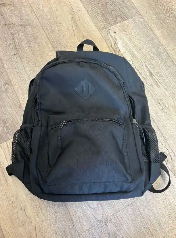 Maktab, o'qish, sport va sayohat uchun USB portli ko'p qirrali qora maktab ryukzagi.