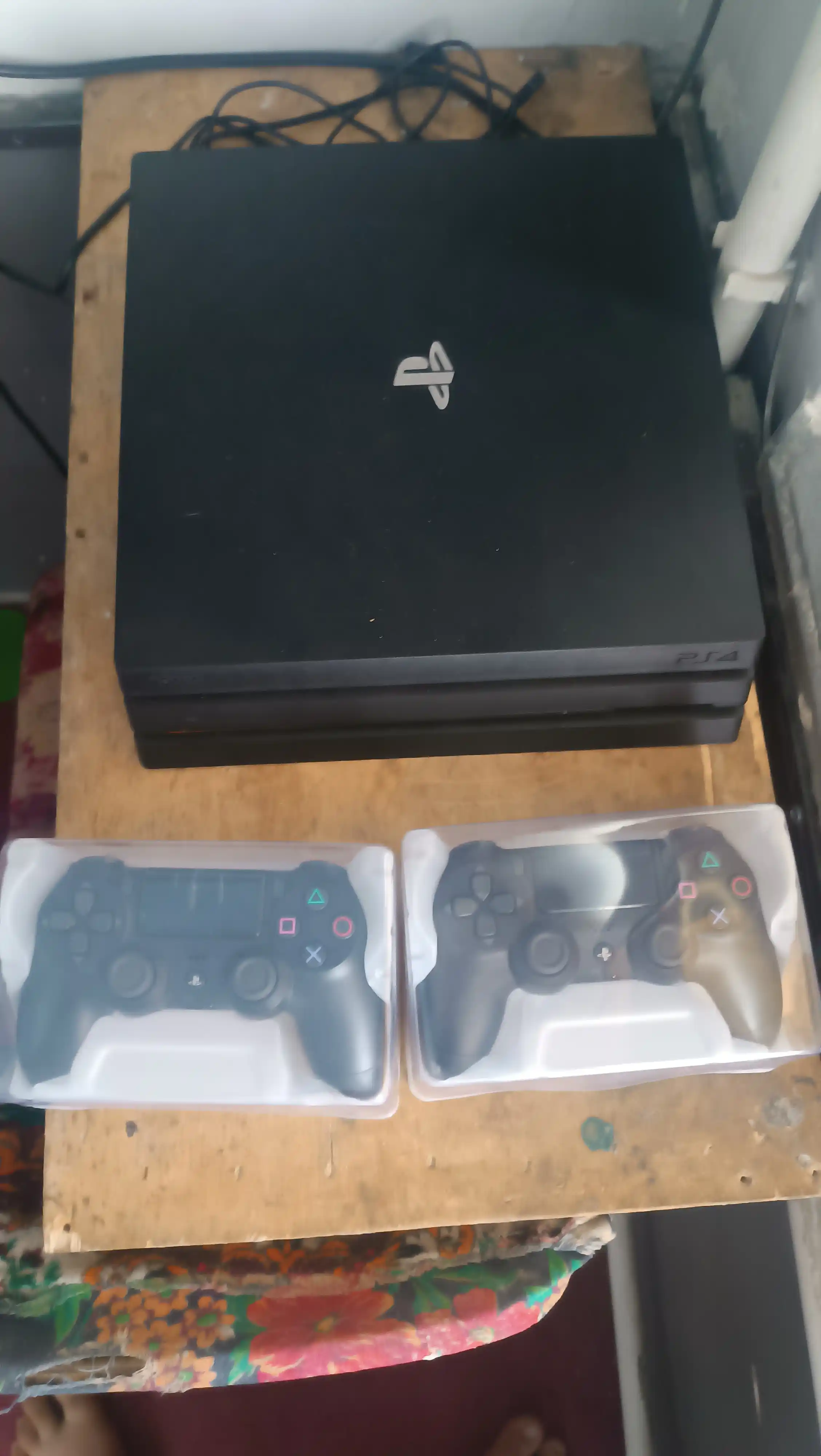 PlayStation 4 Pro, 1TB, o'yinlar va 2-joystik bilan