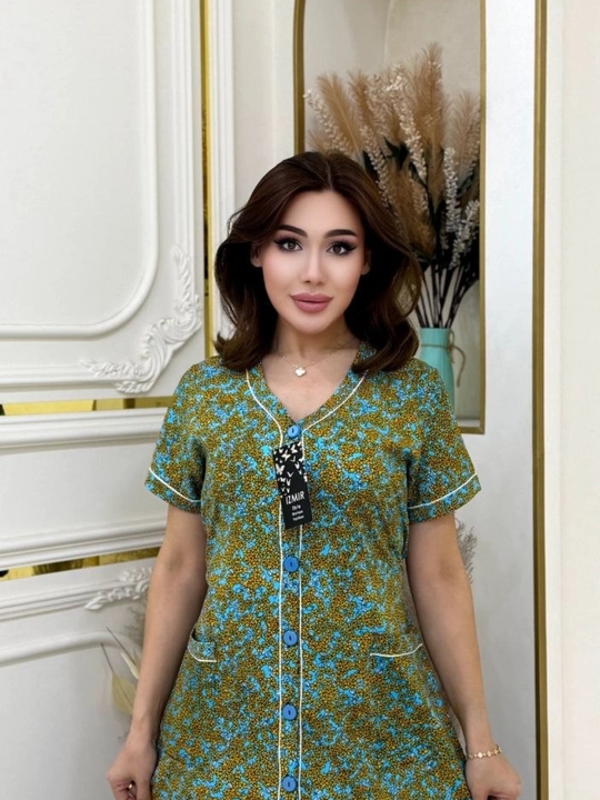 Ayollar uchun gulli tugmali uy xalati, qisqa yengli, katta o‘lcham