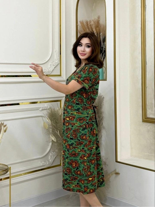 Ayollar uchun gulli tugmali uy xalati, qisqa yengli, katta o‘lcham
