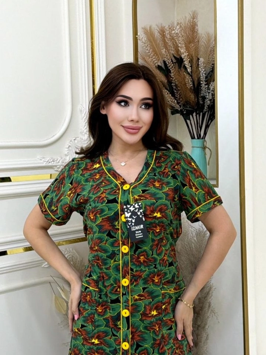Ayollar uchun gulli tugmali uy xalati, qisqa yengli, katta o‘lcham