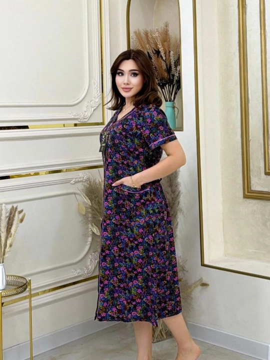 Ayollar uchun gulli tugmali uy xalati, qisqa yengli, katta o‘lcham