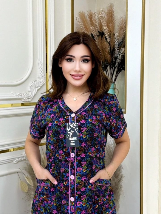 Ayollar uchun gulli tugmali uy xalati, qisqa yengli, katta o‘lcham