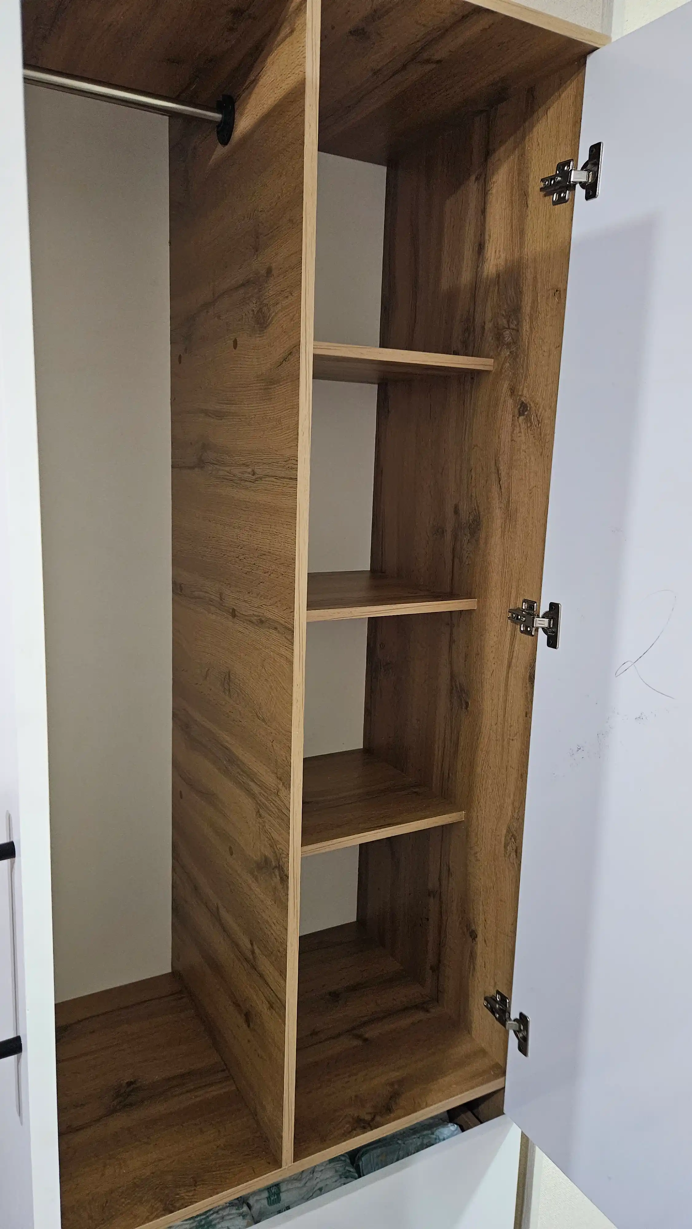 Rossiyada ishlab chiqarilgan LDSPdan Comfort ixcham va keng shkafi