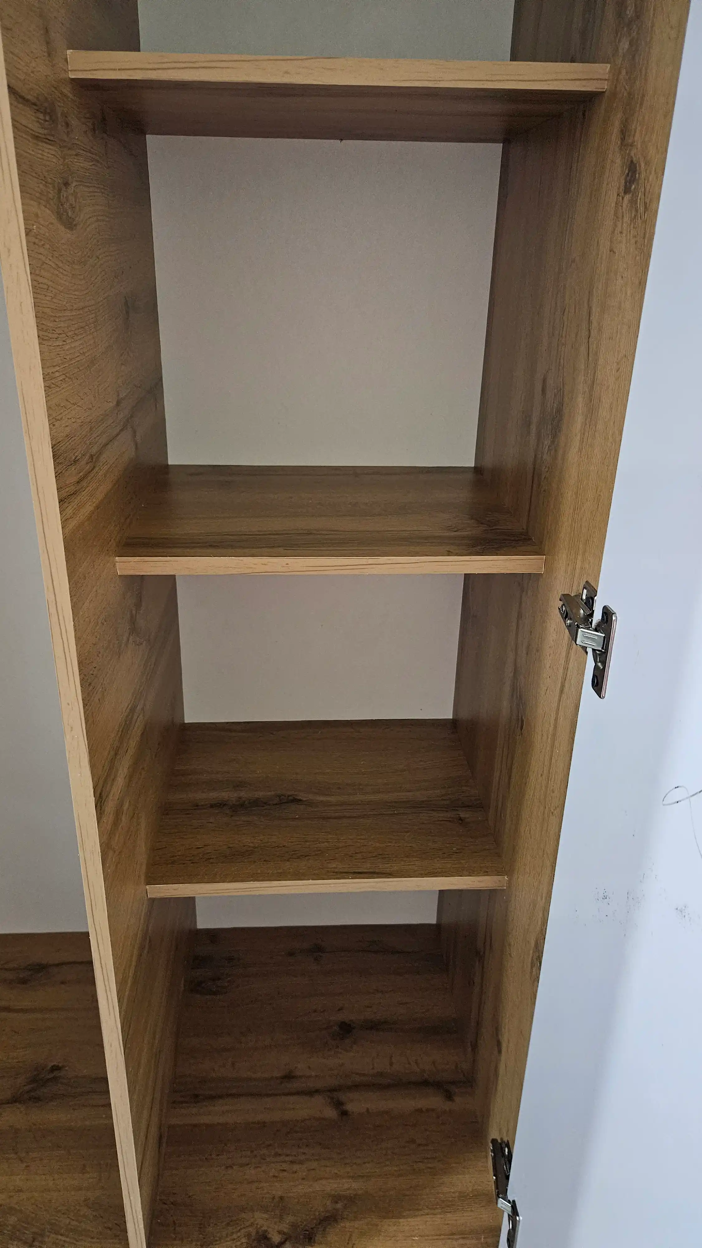 Rossiyada ishlab chiqarilgan LDSPdan Comfort ixcham va keng shkafi