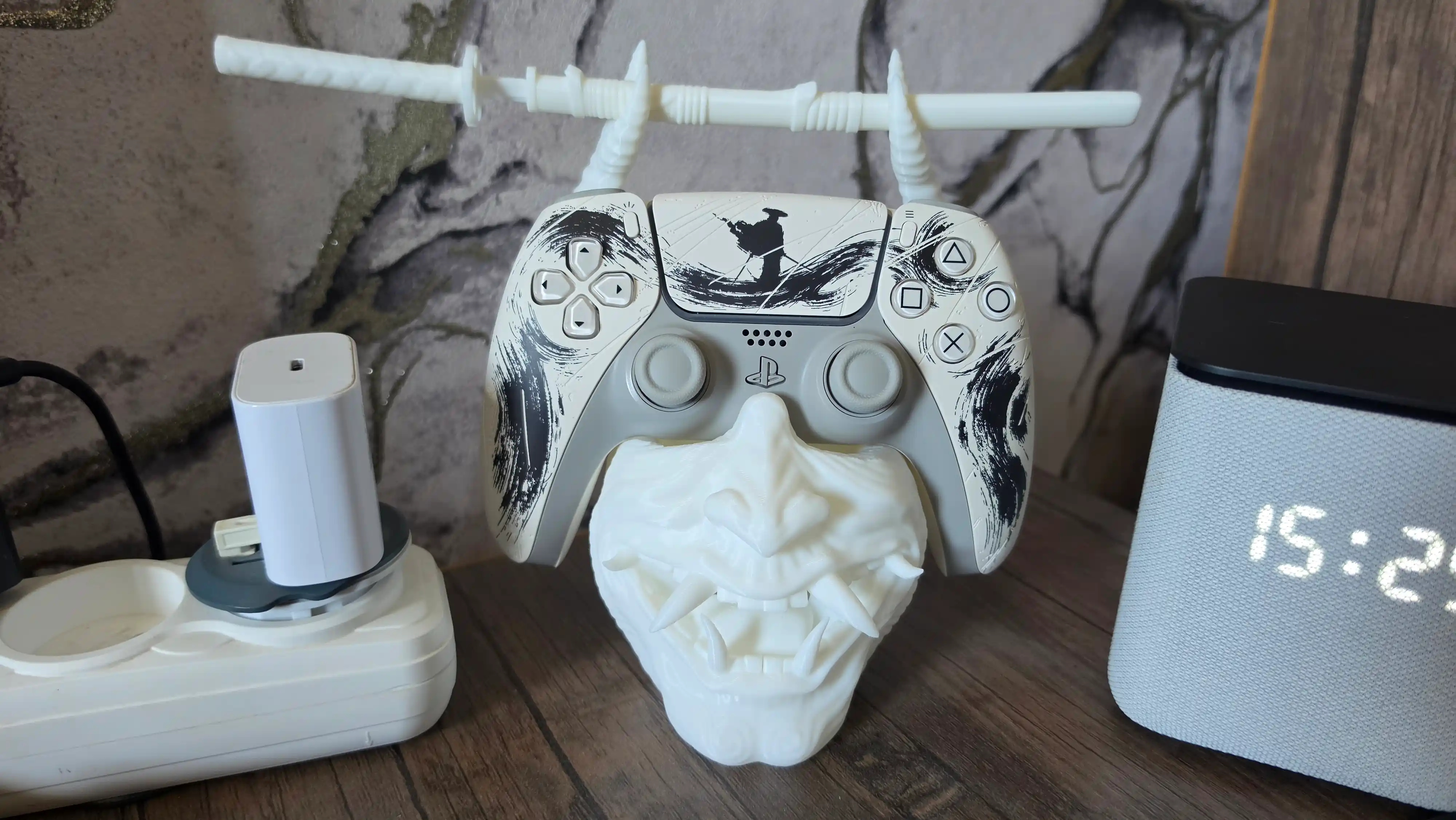 Подставка для геймпада PS5 / PS4 —  в виде маски самурая они