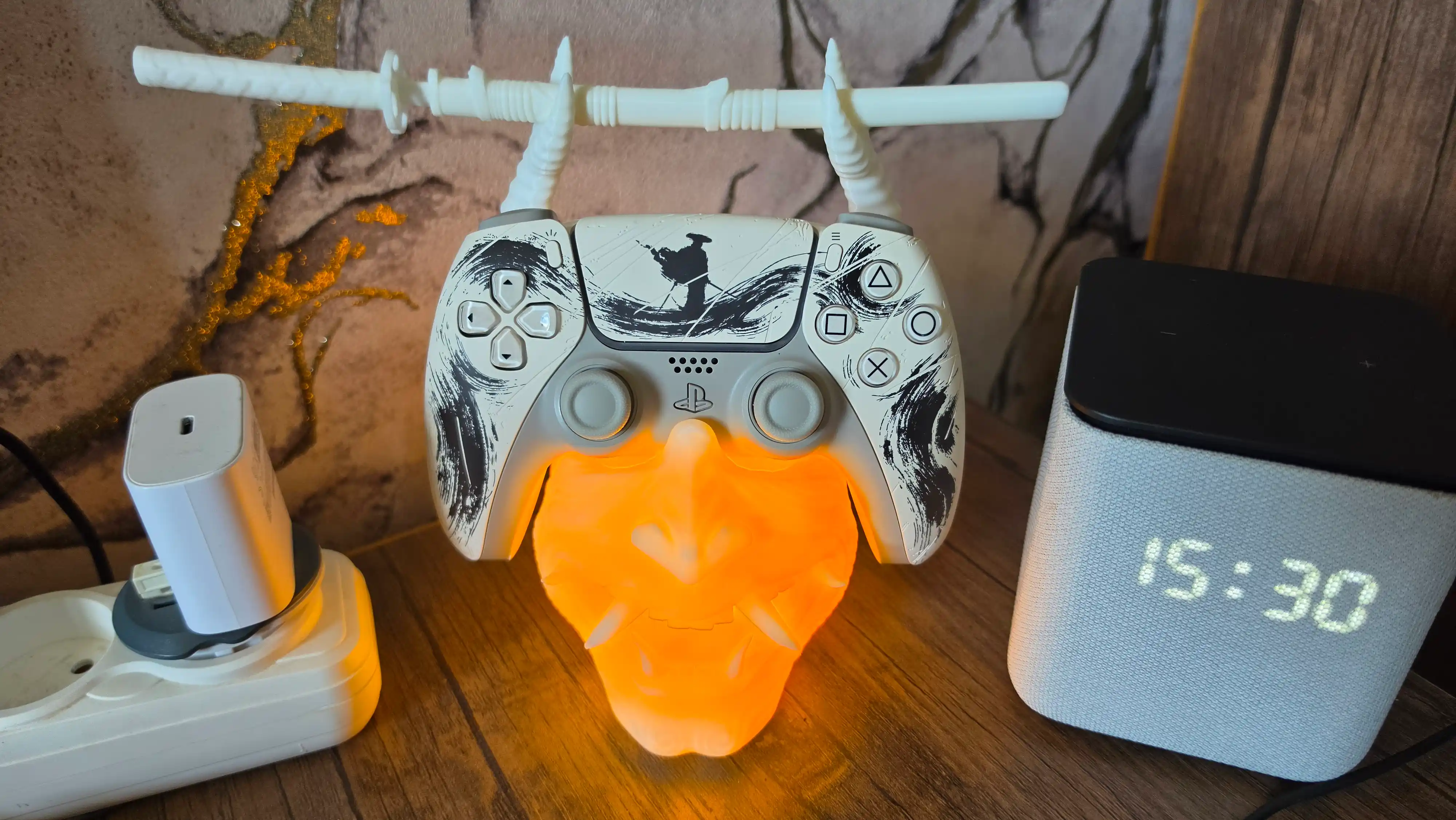 Подставка для геймпада PS5 / PS4 —  в виде маски самурая они