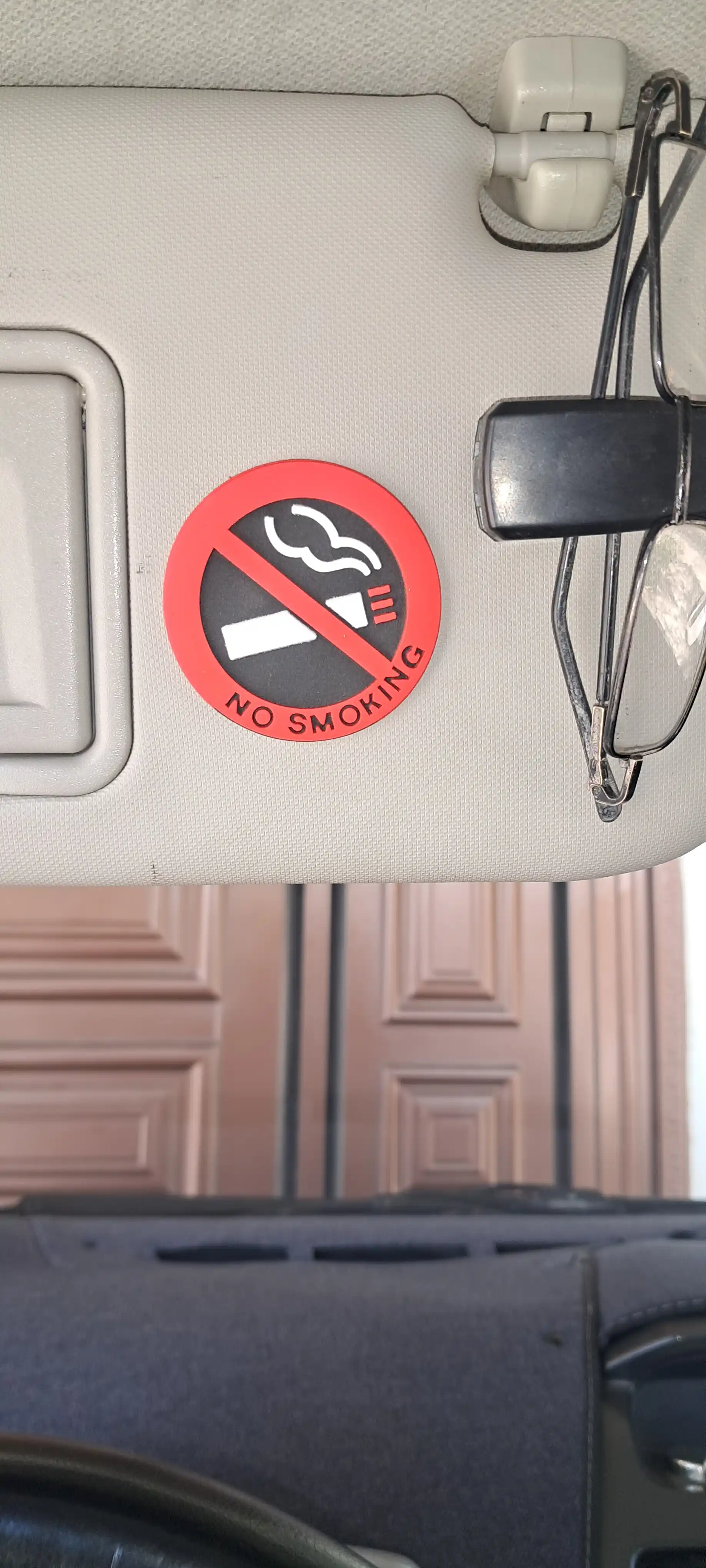 Avtomobil stikerlari Chekish taqiqlangan, o'z-o'zidan yopishtiruvchi