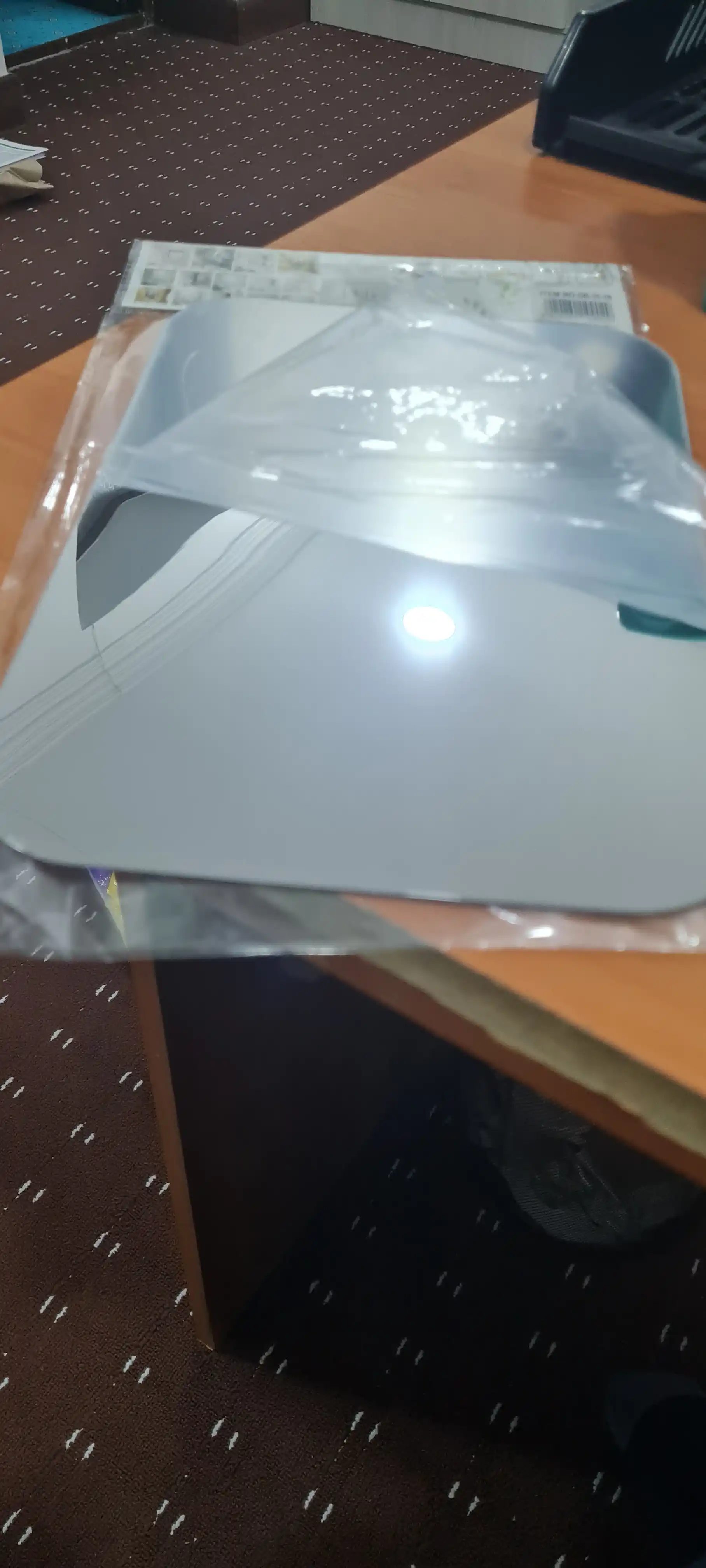 Devorga yopishtiriladigan, plastik oyna