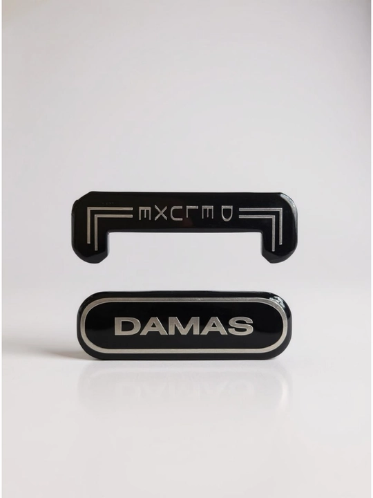 Damas avtomobili uchun "Damas" va "Deluxe" yozuvli qora emblemalar to‘plami