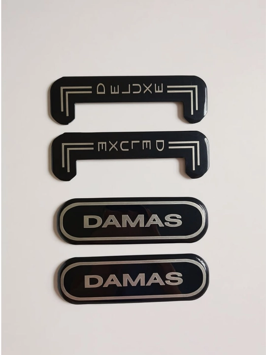 Damas avtomobili uchun "Damas" va "Deluxe" yozuvli qora emblemalar to‘plami