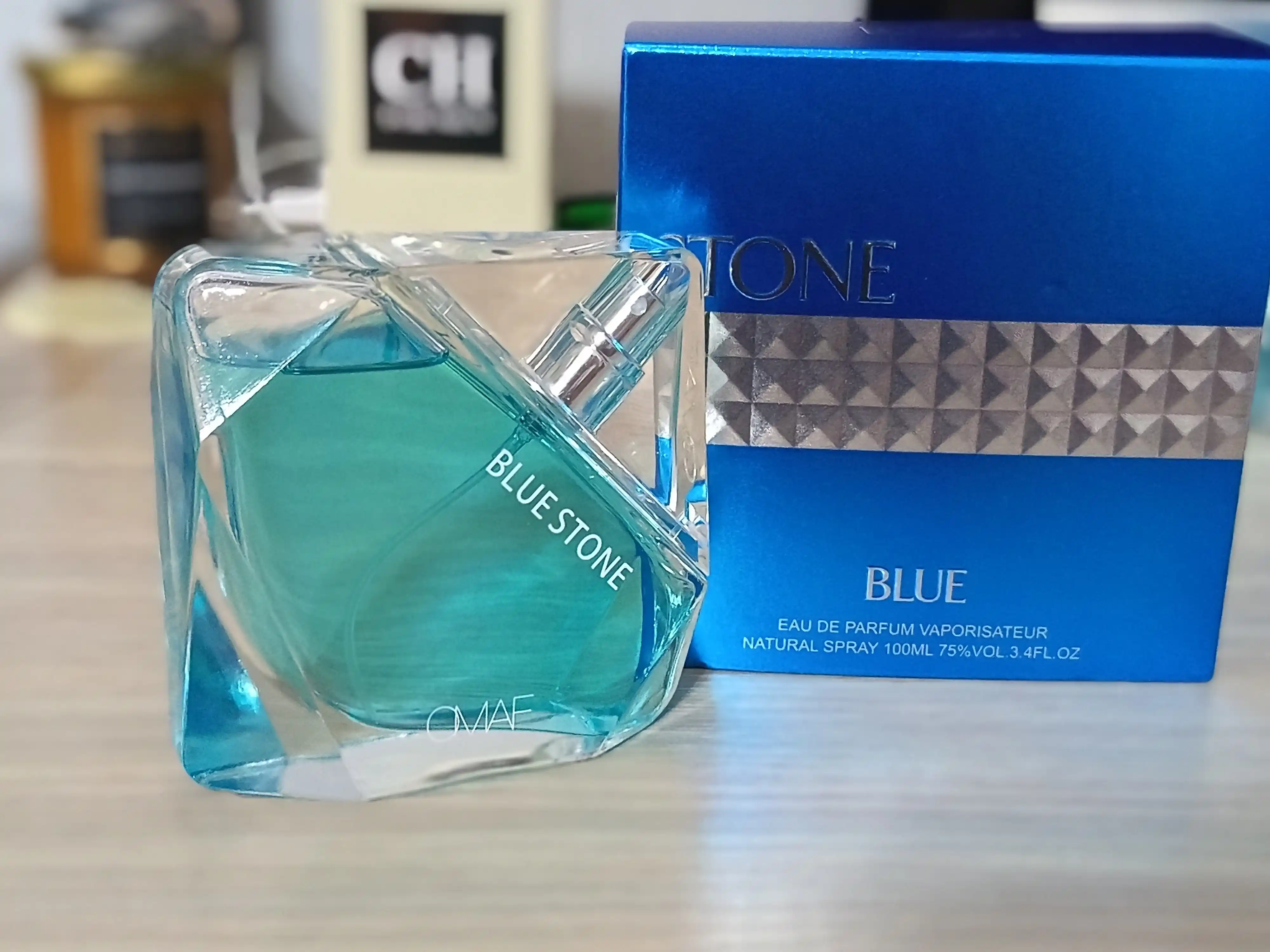 Erkaklar atiri Omaf Stone Silver/Blue, sovuq metallik va yog'ochsimon ohanglar