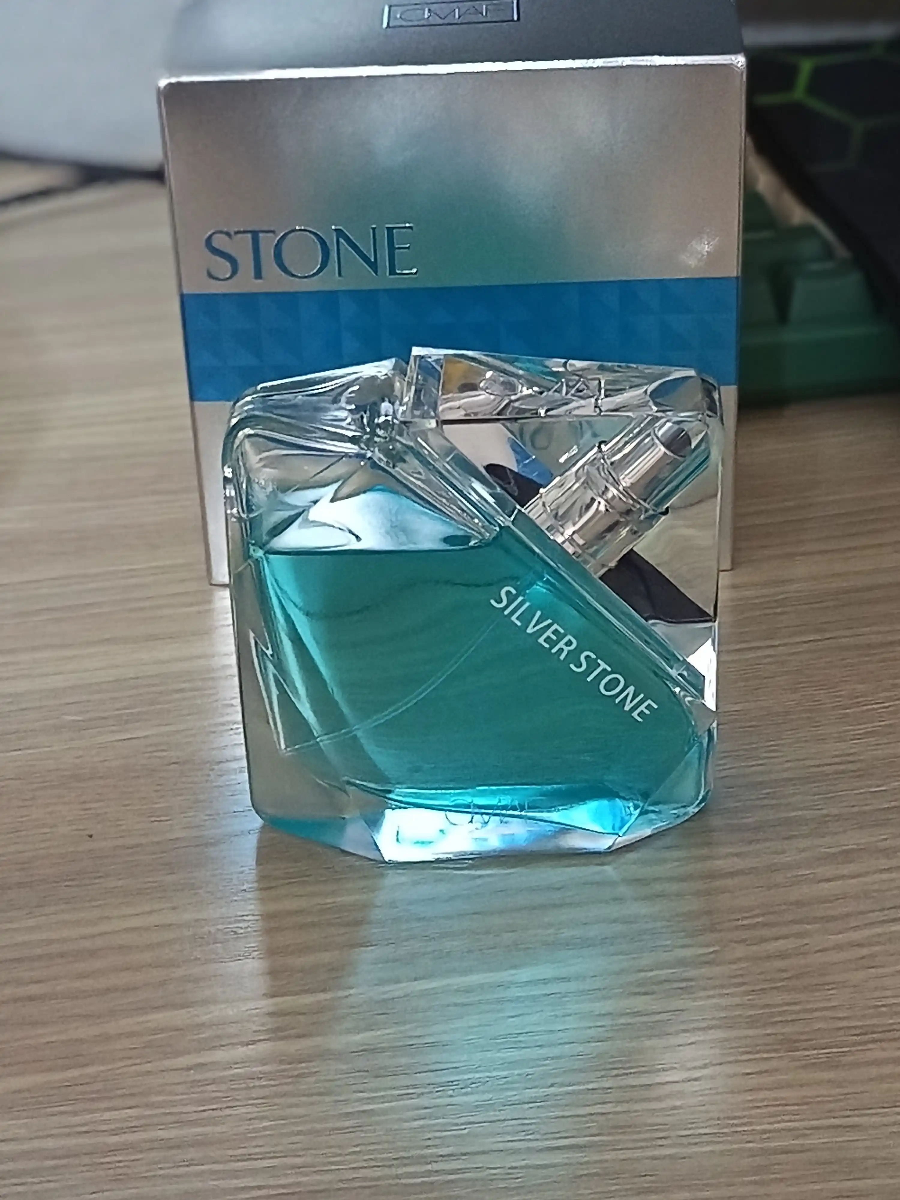 Erkaklar atiri Omaf Stone Silver/Blue, sovuq metallik va yog'ochsimon ohanglar