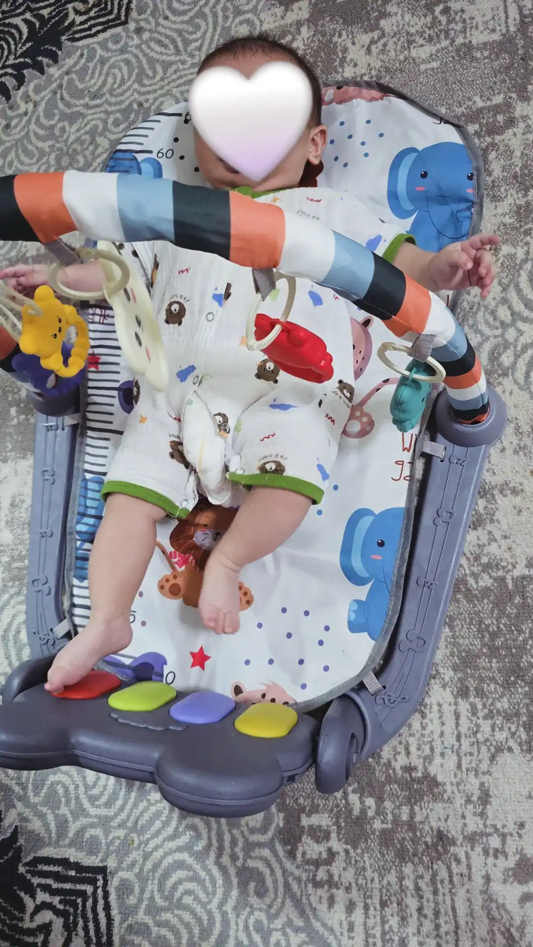 Piano va osma o‘yinchoqlar bilan kichkintoylar uchun rivojlantiruvchi musiqiy gilamcha