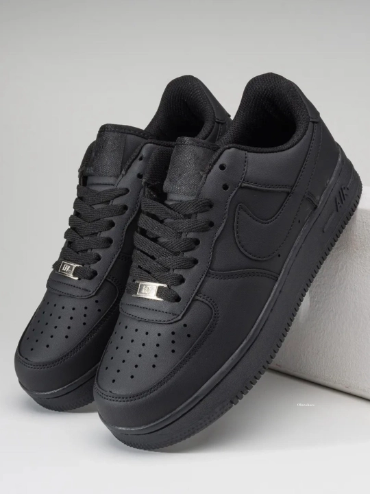 Ayollar va erkaklar uchun Nike Air Force 1 oq klassik krossovkalari