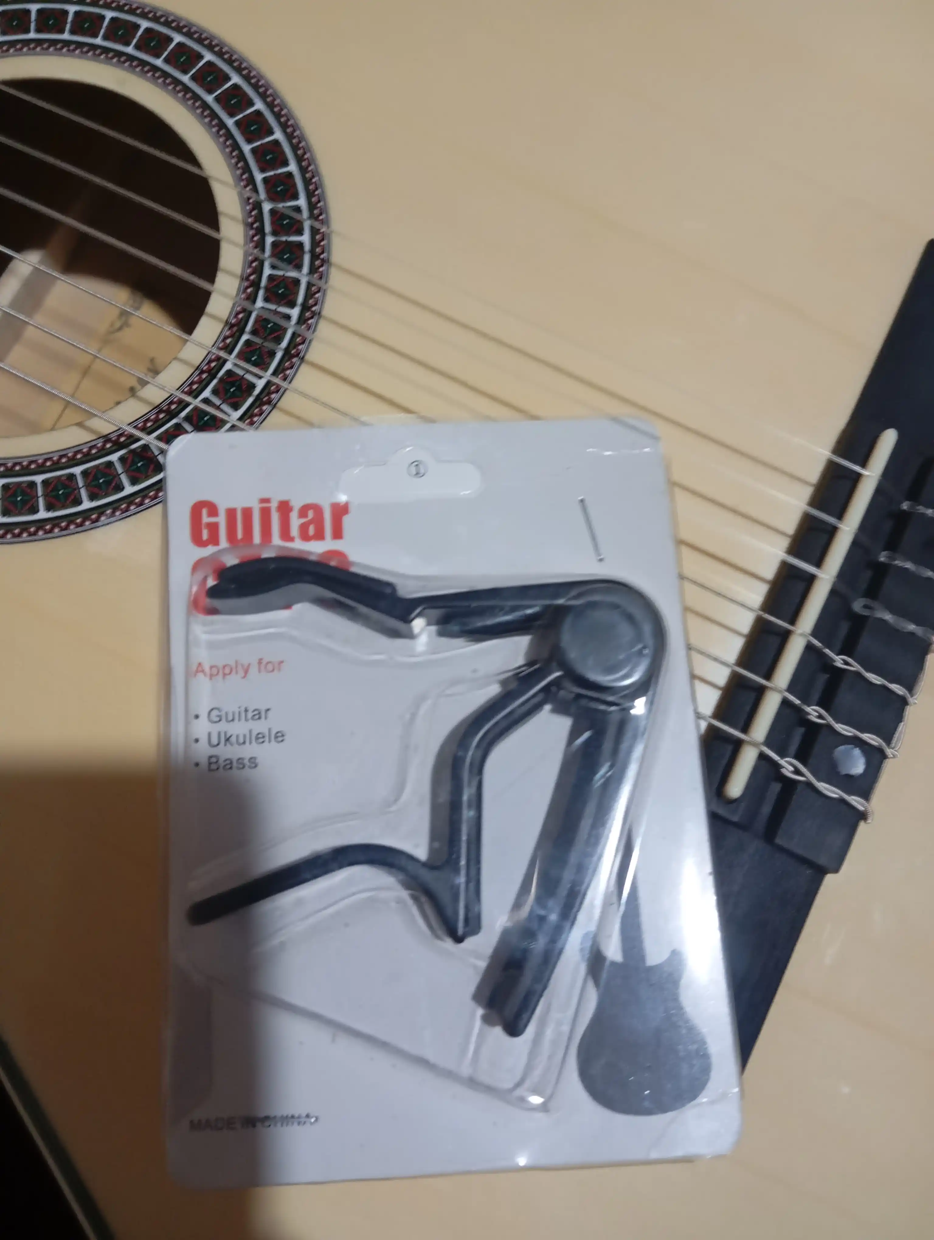 Akustik, elektr gitara va ukulele uchun universal kapodastr, torlar qisqichi