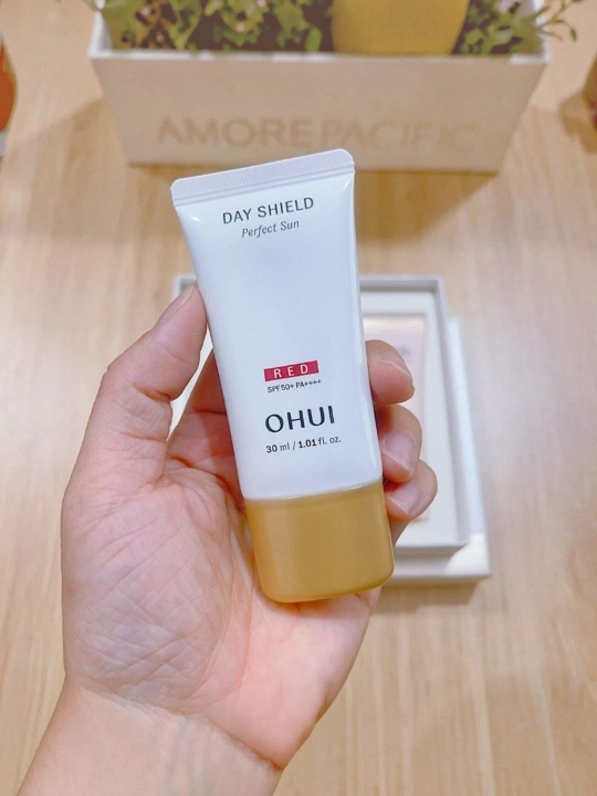 Quyoshdan himoyalovchi krem OHUI Day Shield Perfect Sun Red SPF50+ PA++++