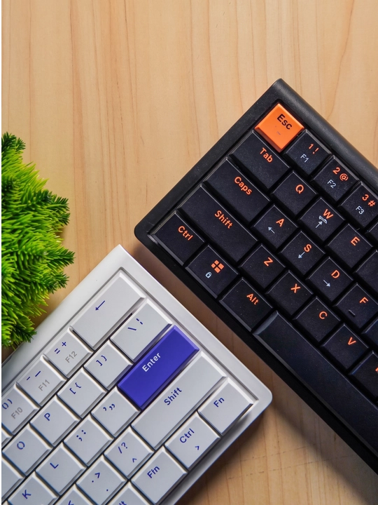 Geymerlar uchun RGB yoritilgan AJAZZ o‘yin klaviaturasi mexanik / membranali