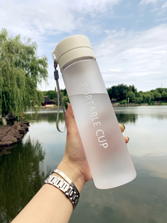 Shaffof plastik suv butilkasi, choy filtri bilan 800 ml