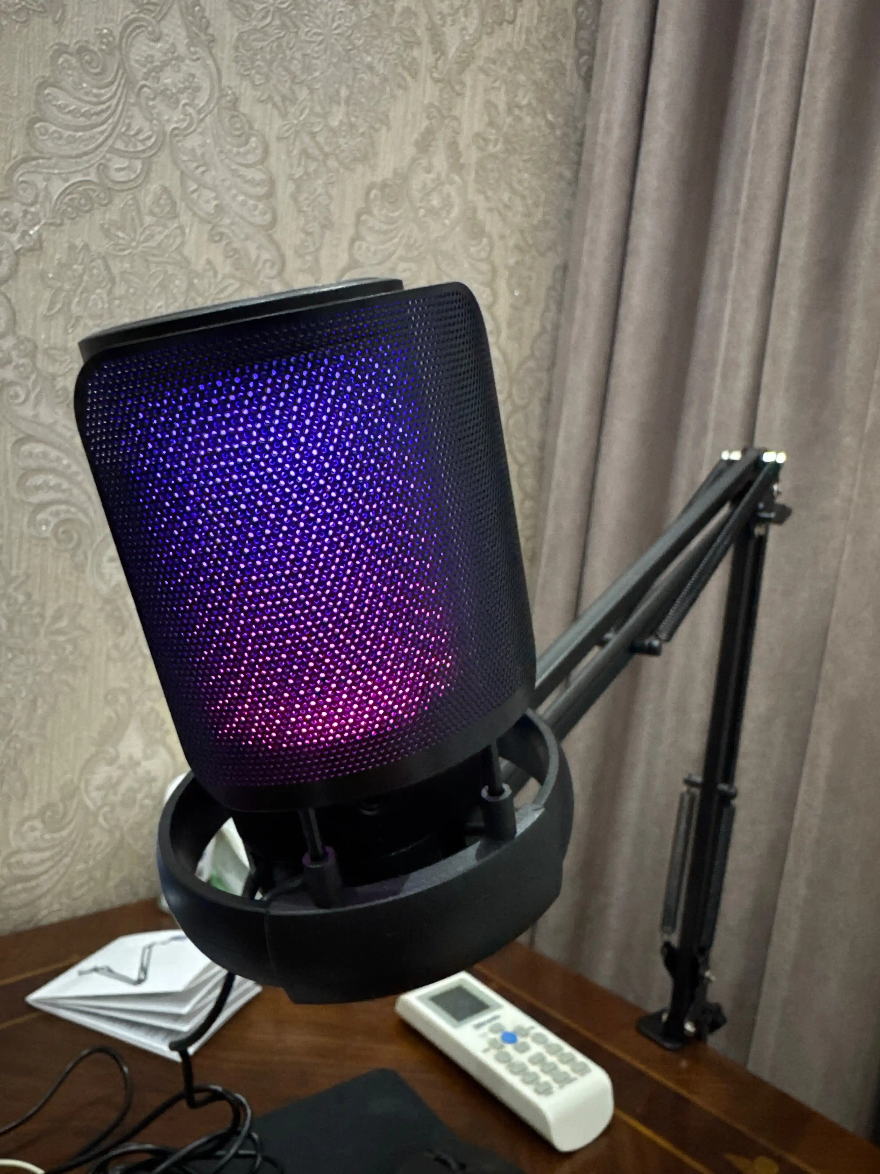 RGB yoritgichli studia mikrofoni ME6S, pantograf va pop filtri, kondensator