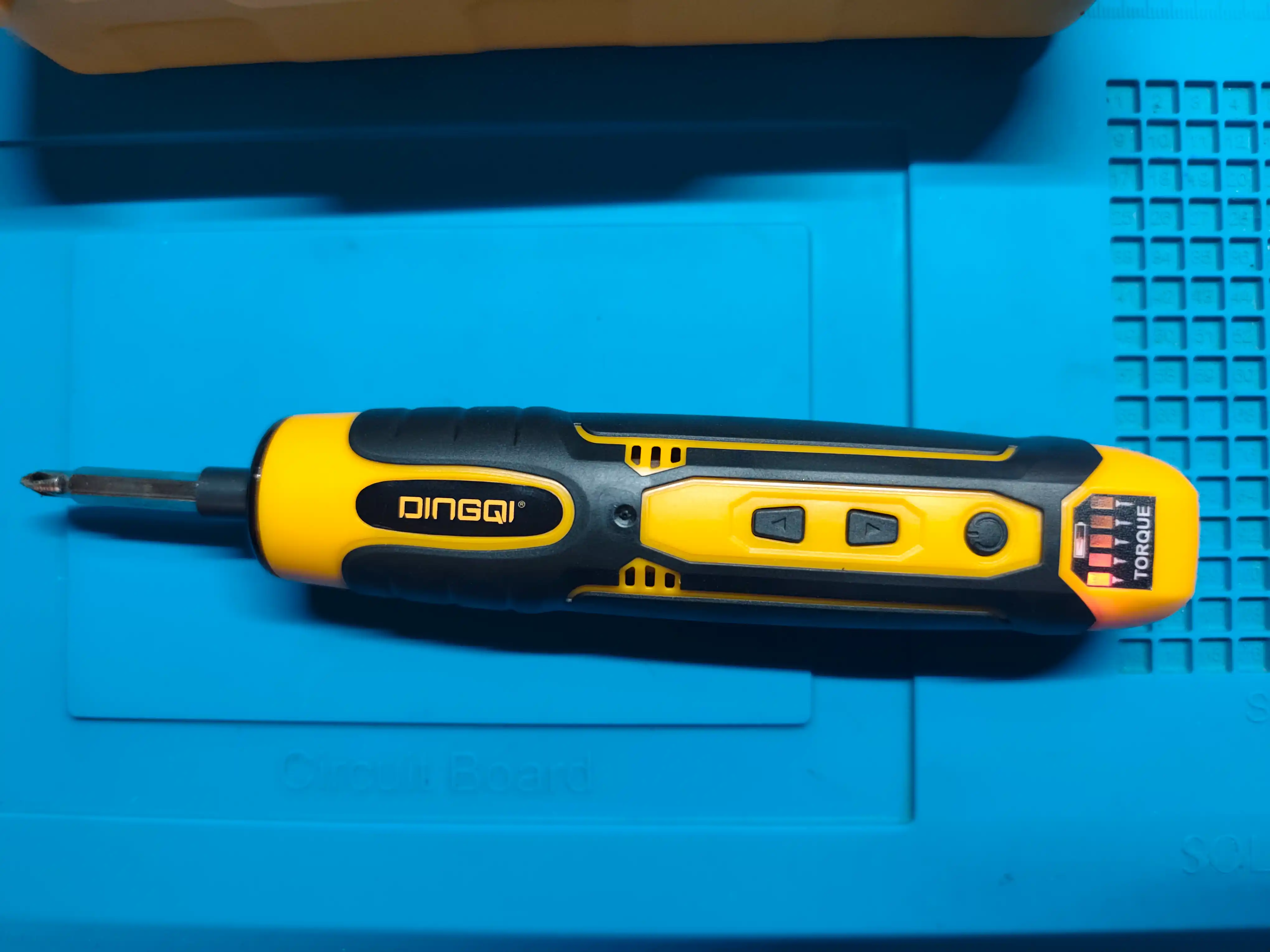 DINGQI JE01828 3.6V akkumulyatorli otvyortka, 300 ayl/min,28 ta bit to‘plami, USB Type-C